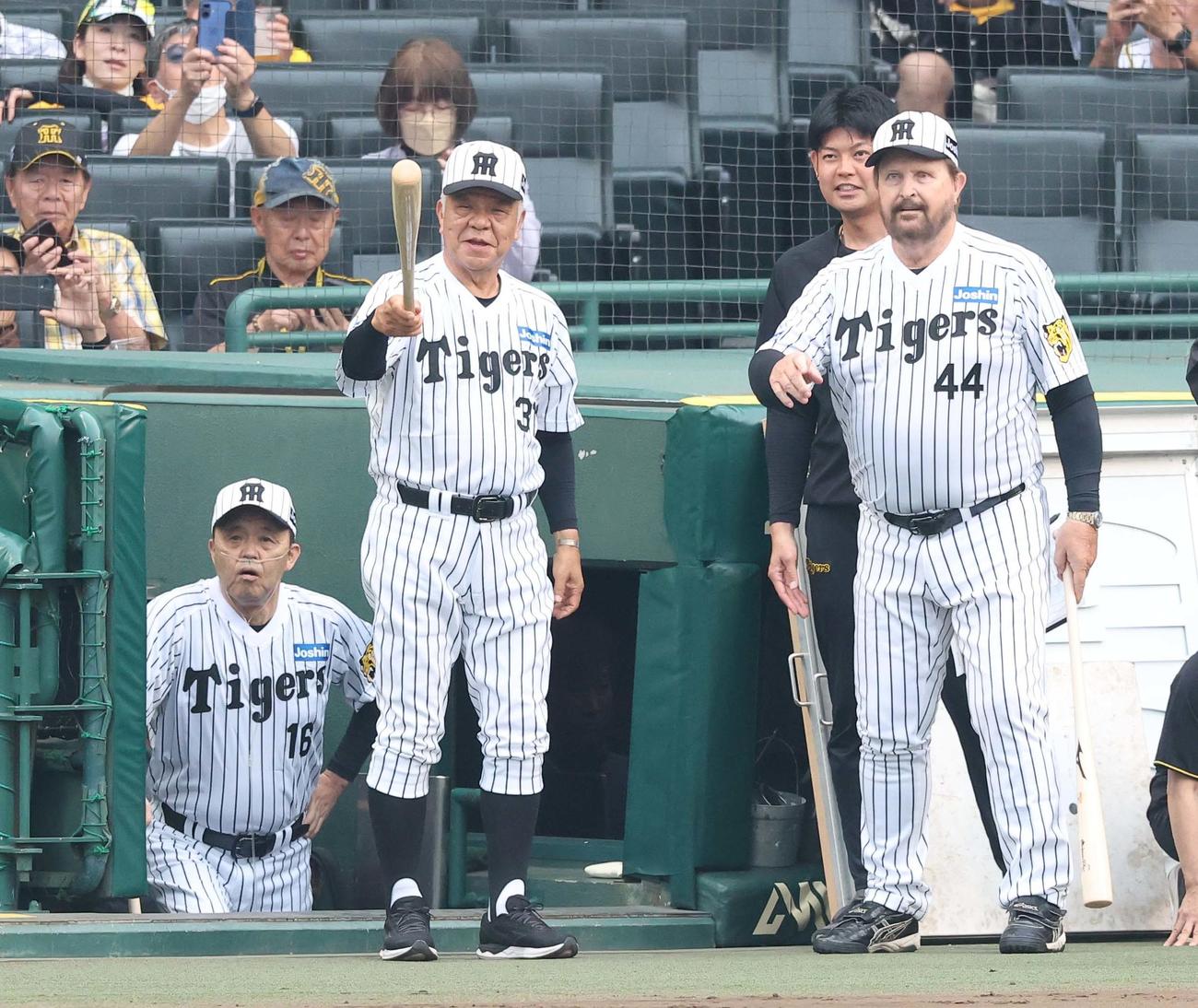 阪神対巨人　バックスクリーンの映像を見る左から岡田氏、掛布氏、バース氏（撮影・上田博志）