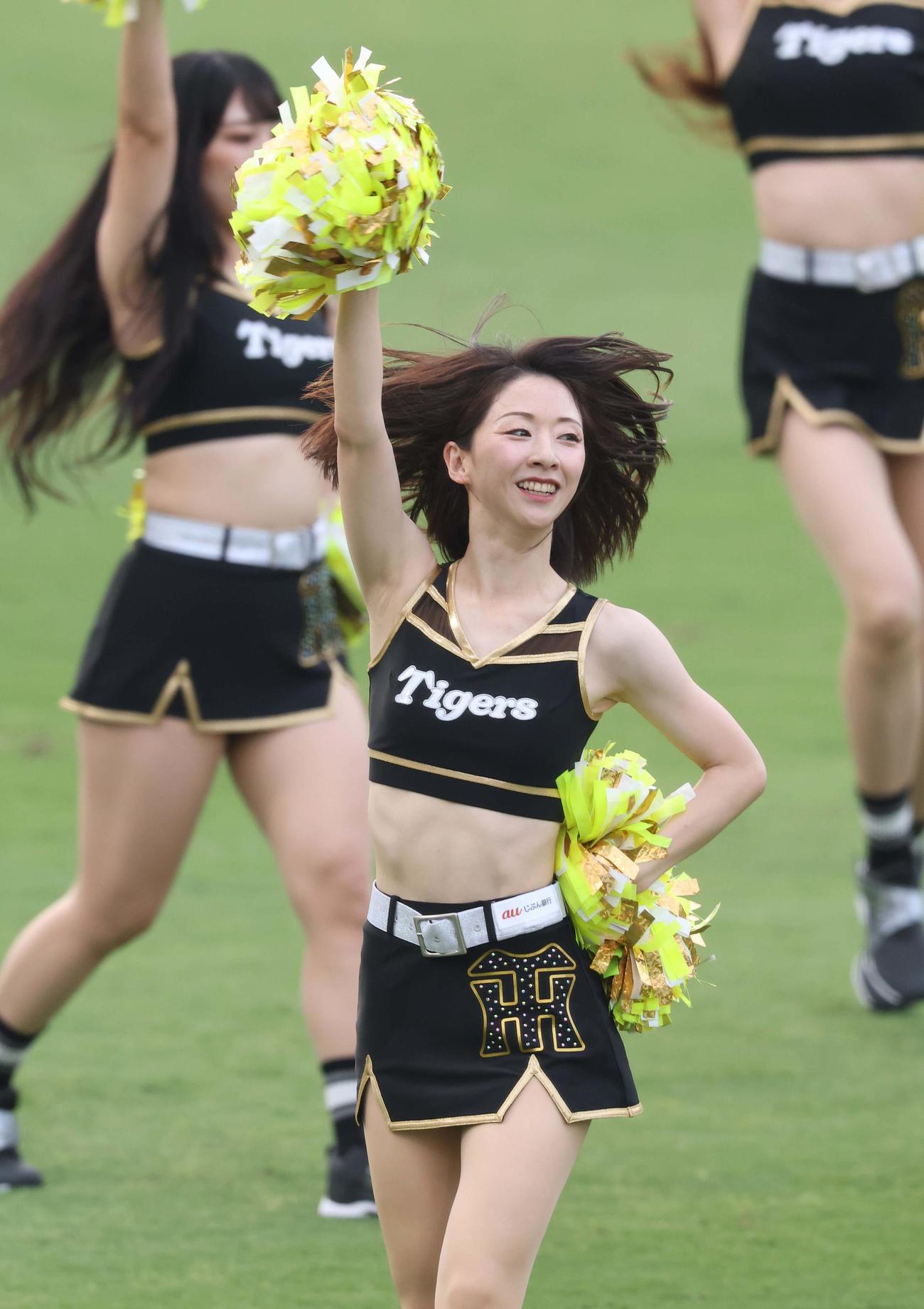 阪神対巨人　黒のコスチュームでパフォーマンスをするタイガースガールズ（撮影・上田博志）