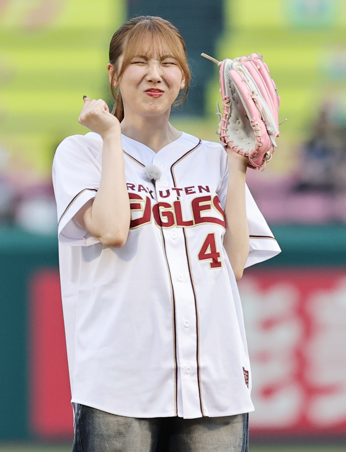 楽天対ロッテ　セレモニアルピッチを行うSKE48の菅原茉椰（撮影・野上伸悟）