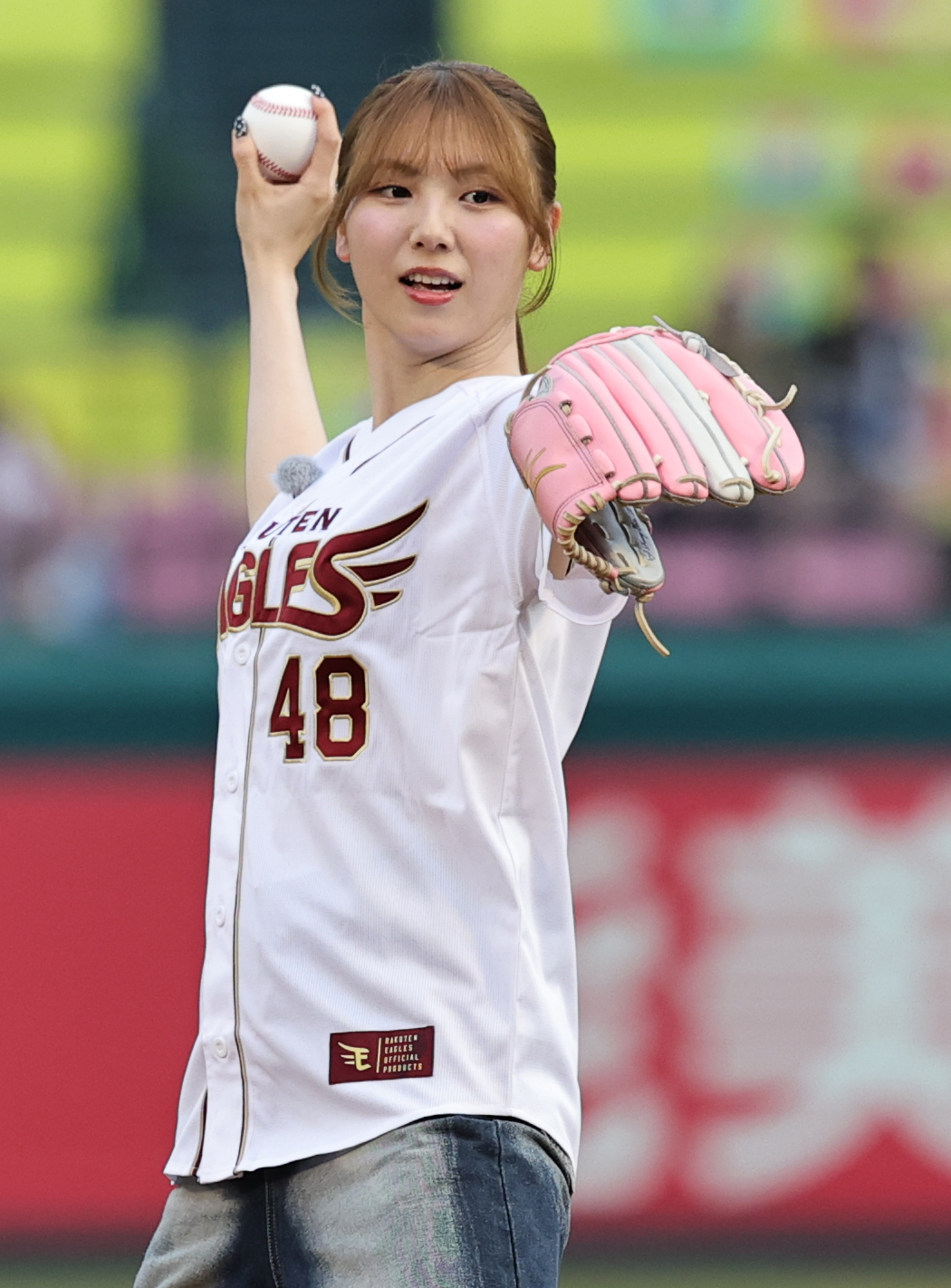 楽天対ロッテ　セレモニアルピッチを行うSKE48の菅原茉椰（撮影・野上伸悟）