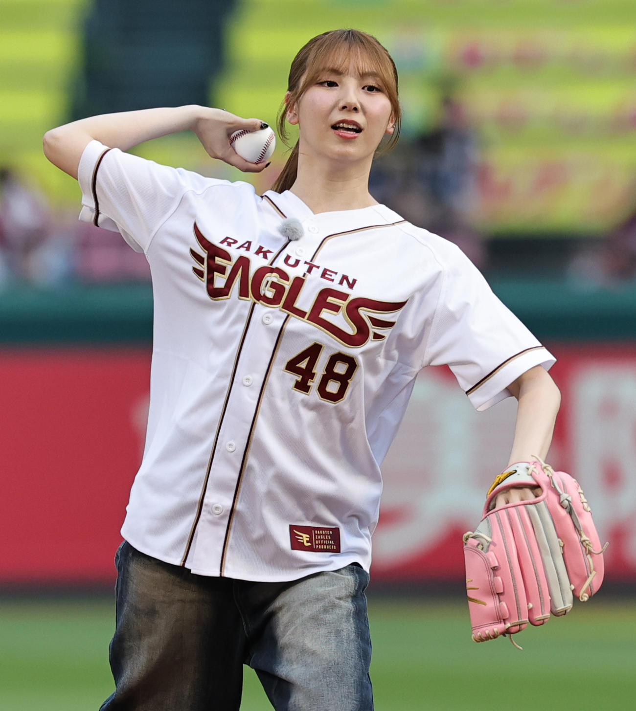 楽天対ロッテ　セレモニアルピッチを行うSKE48の菅原茉椰（撮影・野上伸悟）