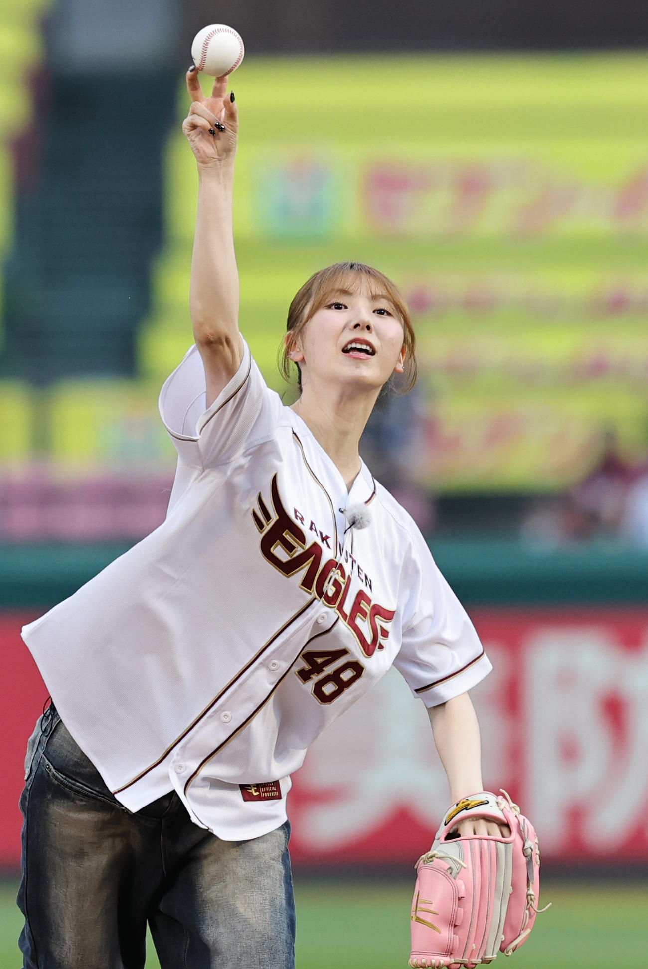 楽天対ロッテ　セレモニアルピッチを行うSKE48の菅原茉椰（撮影・野上伸悟）
