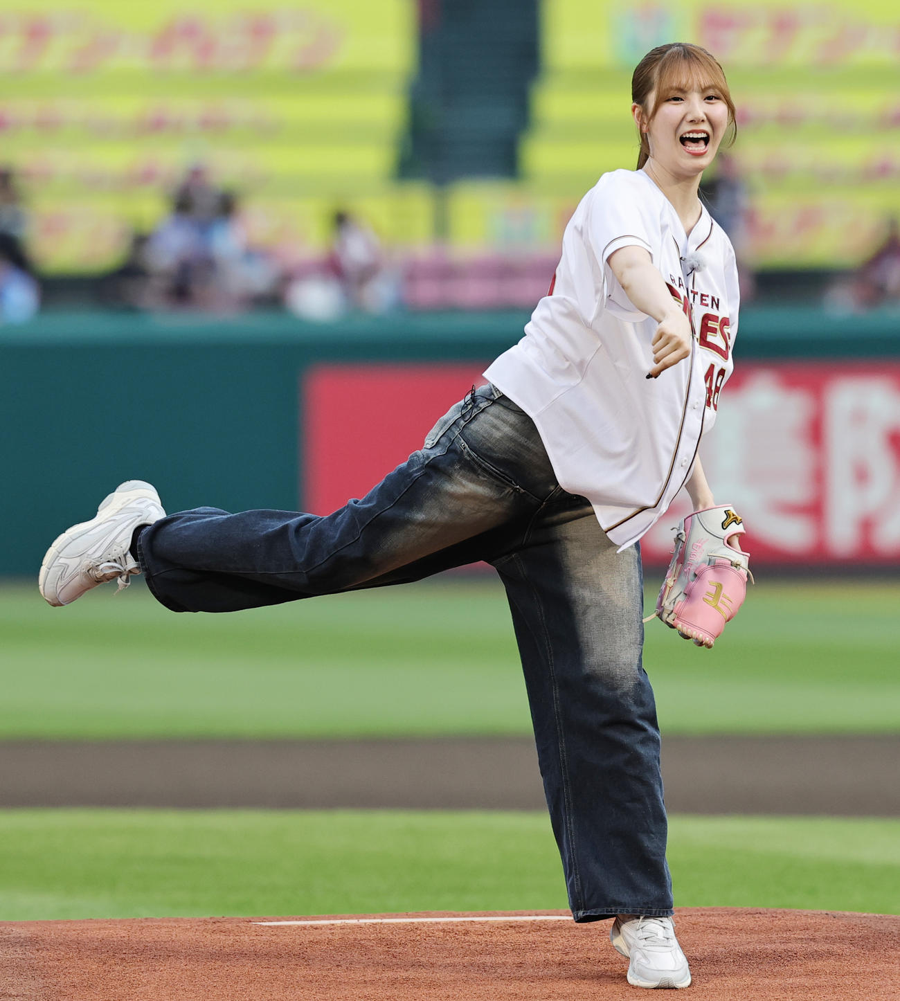 楽天対ロッテ　セレモニアルピッチを行うSKE48の菅原茉椰（撮影・野上伸悟）