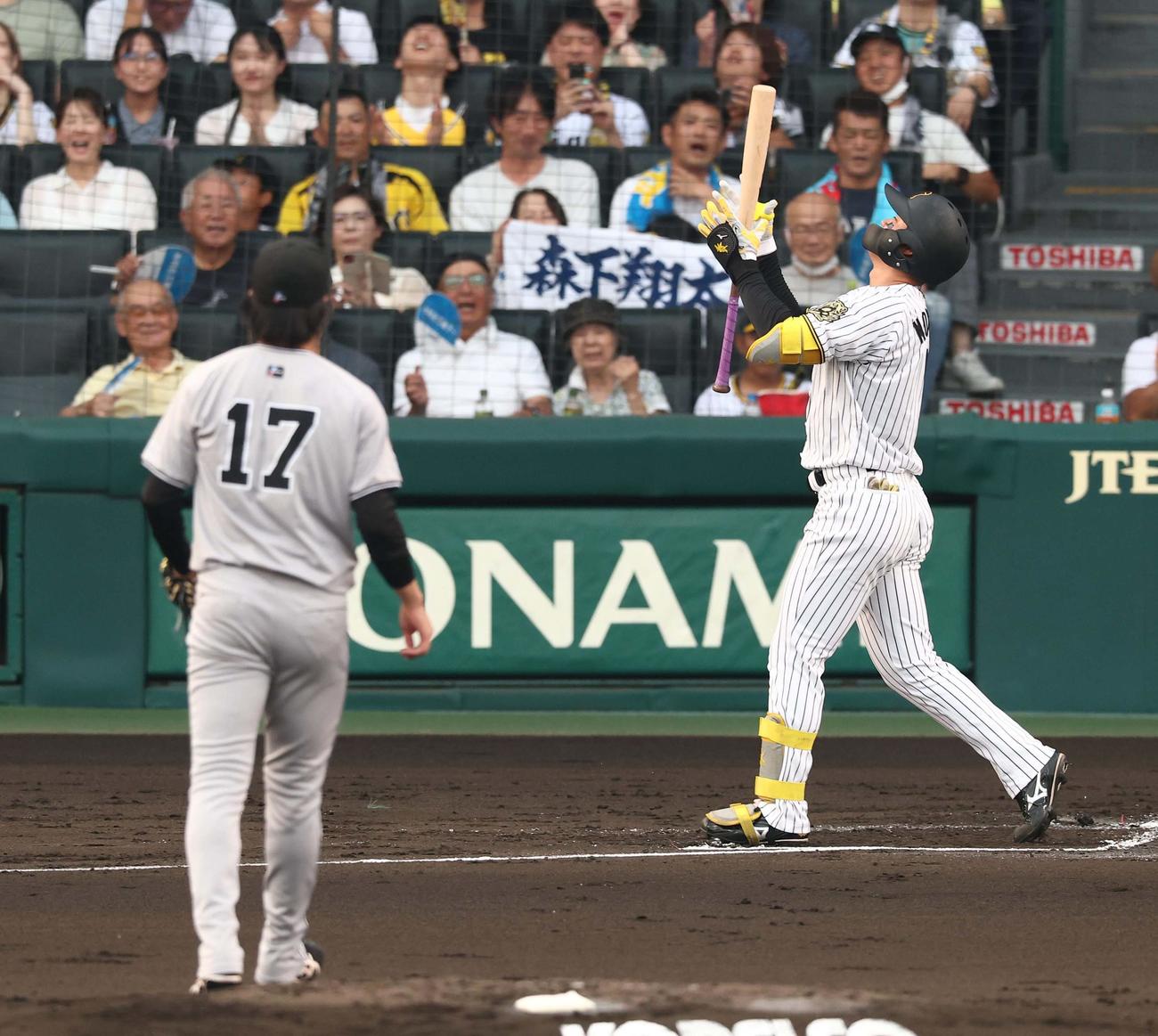 阪神対巨人　1回裏阪神1死二塁、森下は三振に倒れる。投手は西舘（撮影・上田博志）