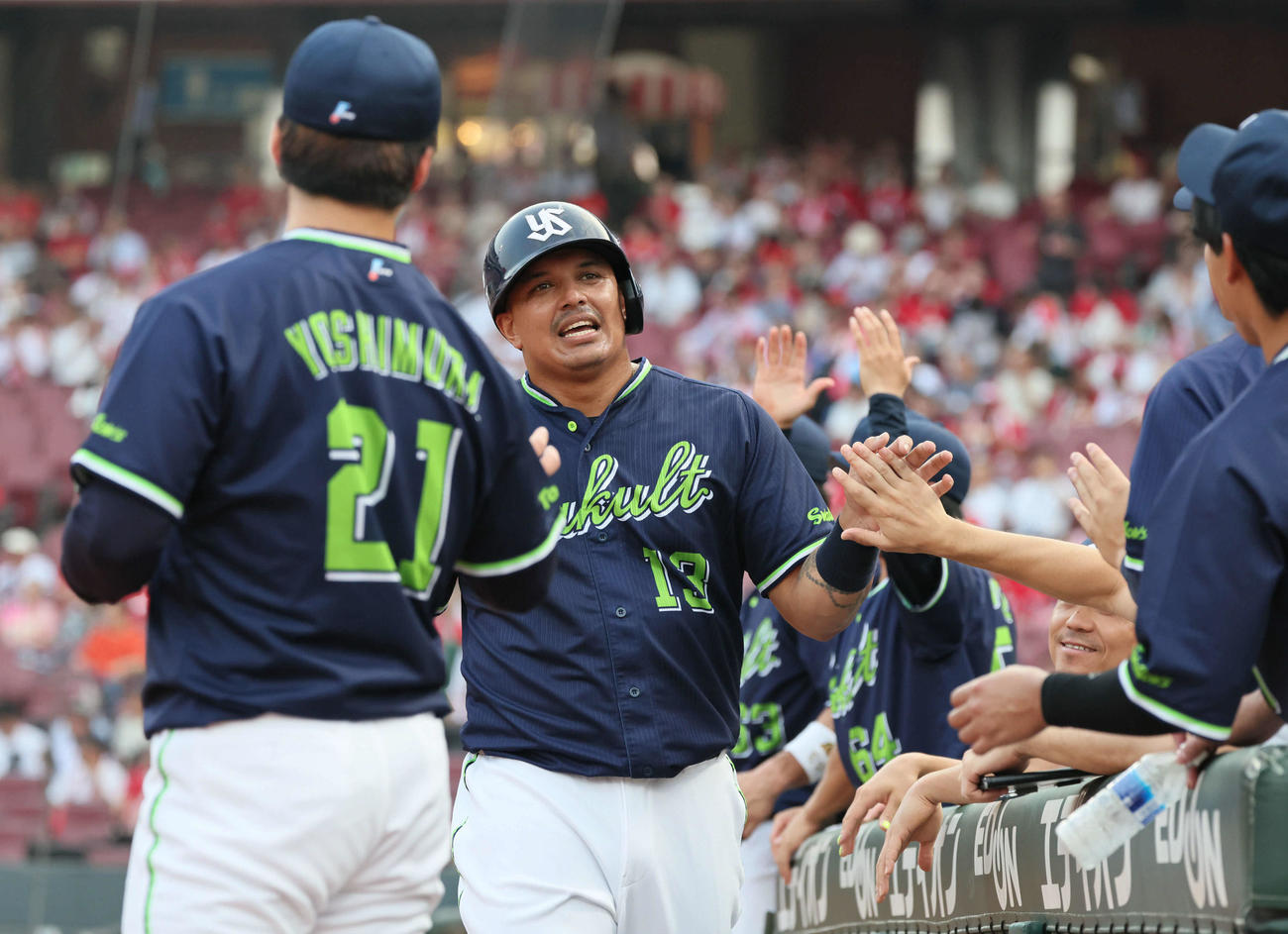広島対ヤクルト　1回表ヤクルト2死1塁、山田の右適時二塁打で生還したオスナ（撮影・加藤孝規）