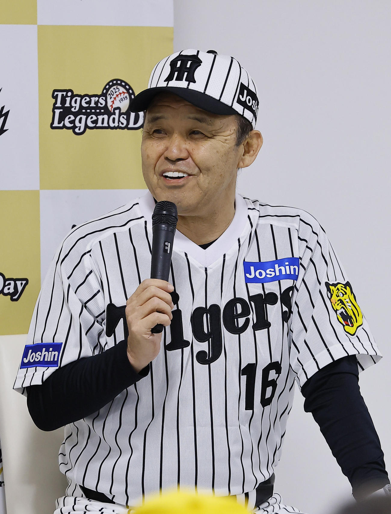 阪神対巨人　トークショーを行う右から岡田彰布オーナー付顧問（撮影・藤尾明華）