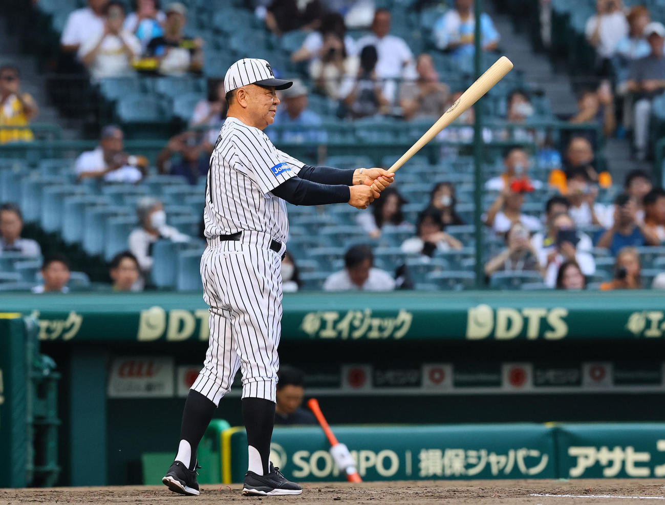 阪神対巨人　スイングセレモニーで打席に立つ掛布雅之氏（撮影・藤尾明華）