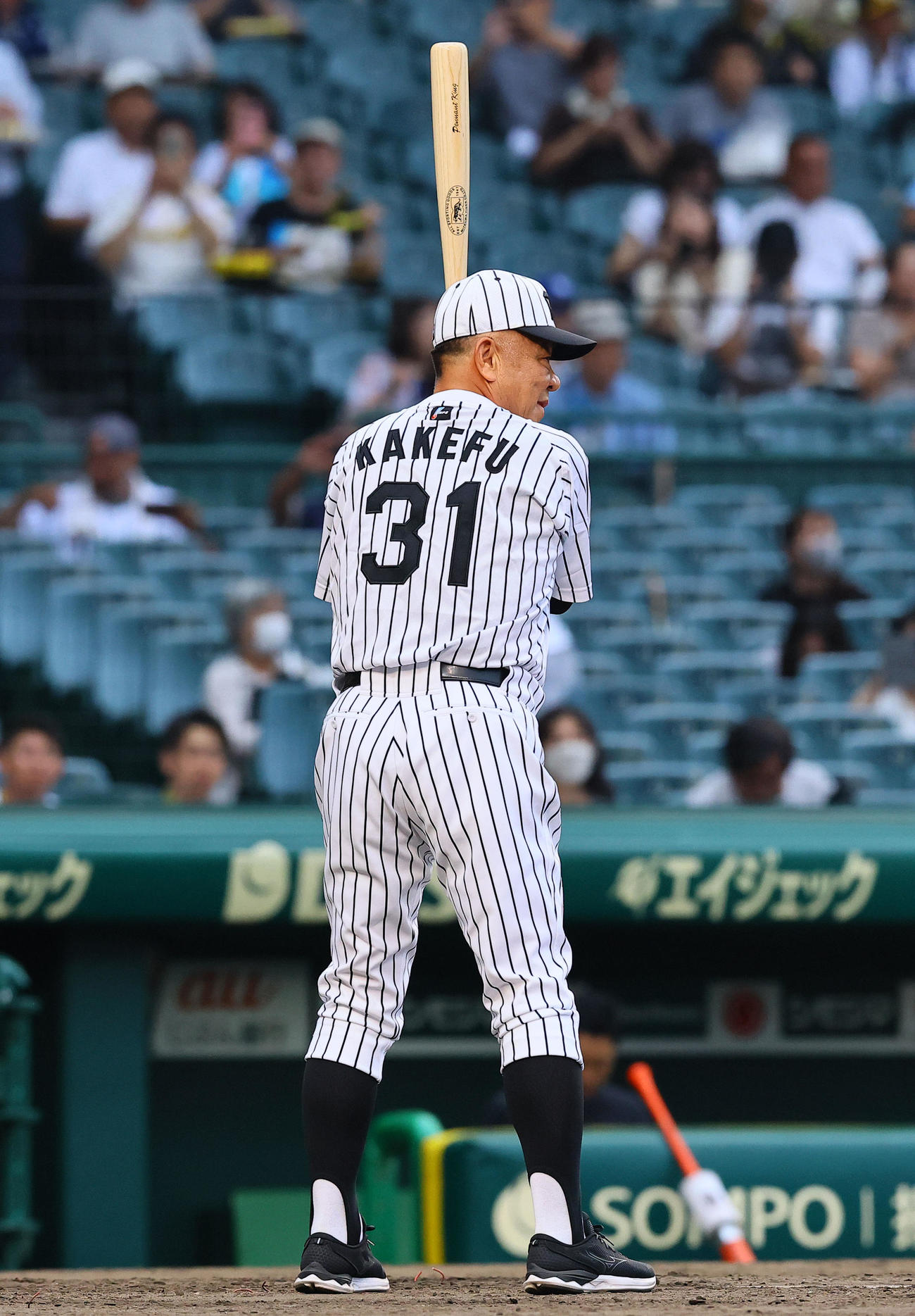 阪神対巨人　スイングセレモニーで打席に立つ掛布雅之氏（撮影・藤尾明華）
