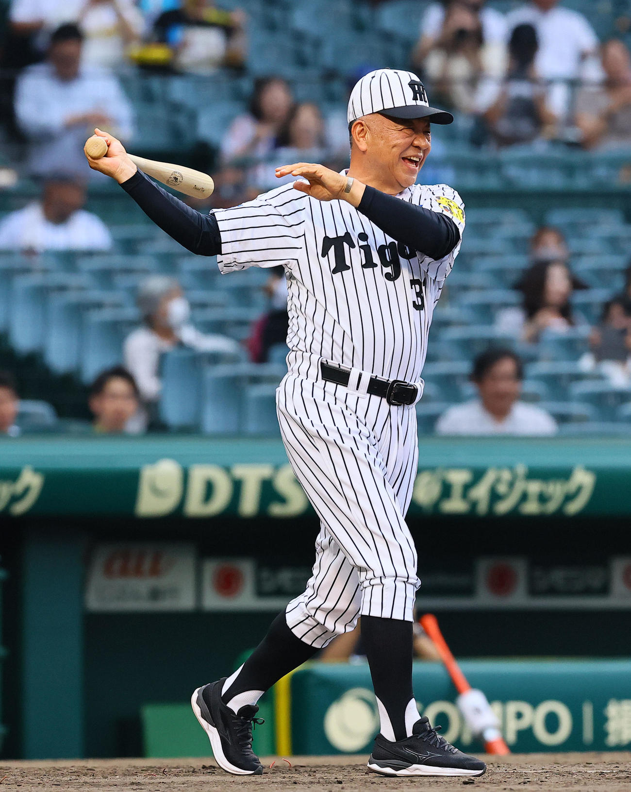 阪神対巨人　スイングセレモニーで打席に立つ掛布雅之氏（撮影・藤尾明華）