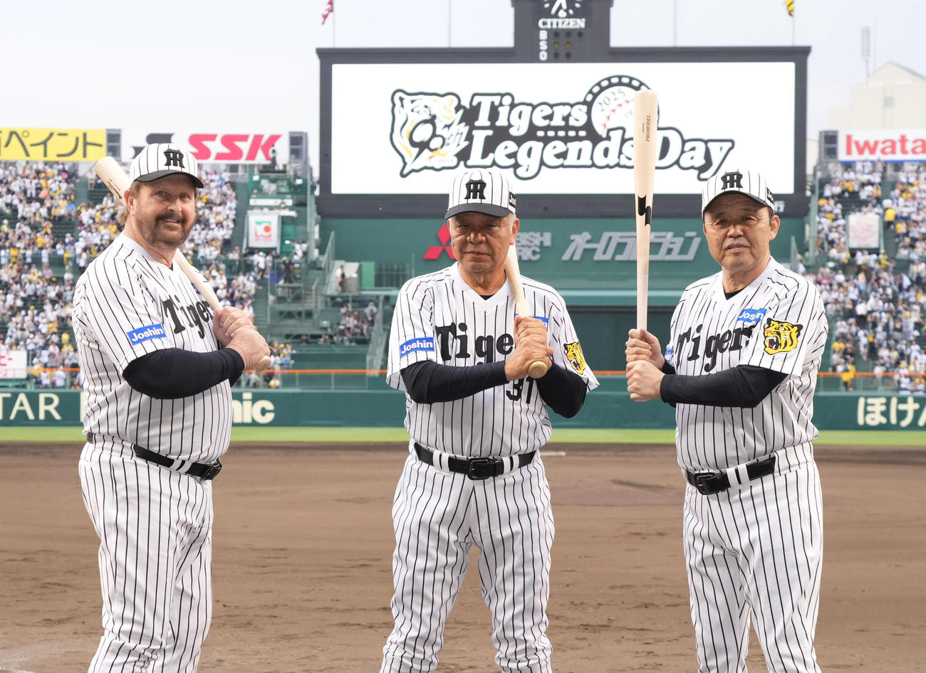 阪神対巨人　レジェンズデーに登場し、記念写真に納まる左からランディ・バース、掛布雅之氏、岡田彰布オーナー付顧問（撮影・藤尾明華）
