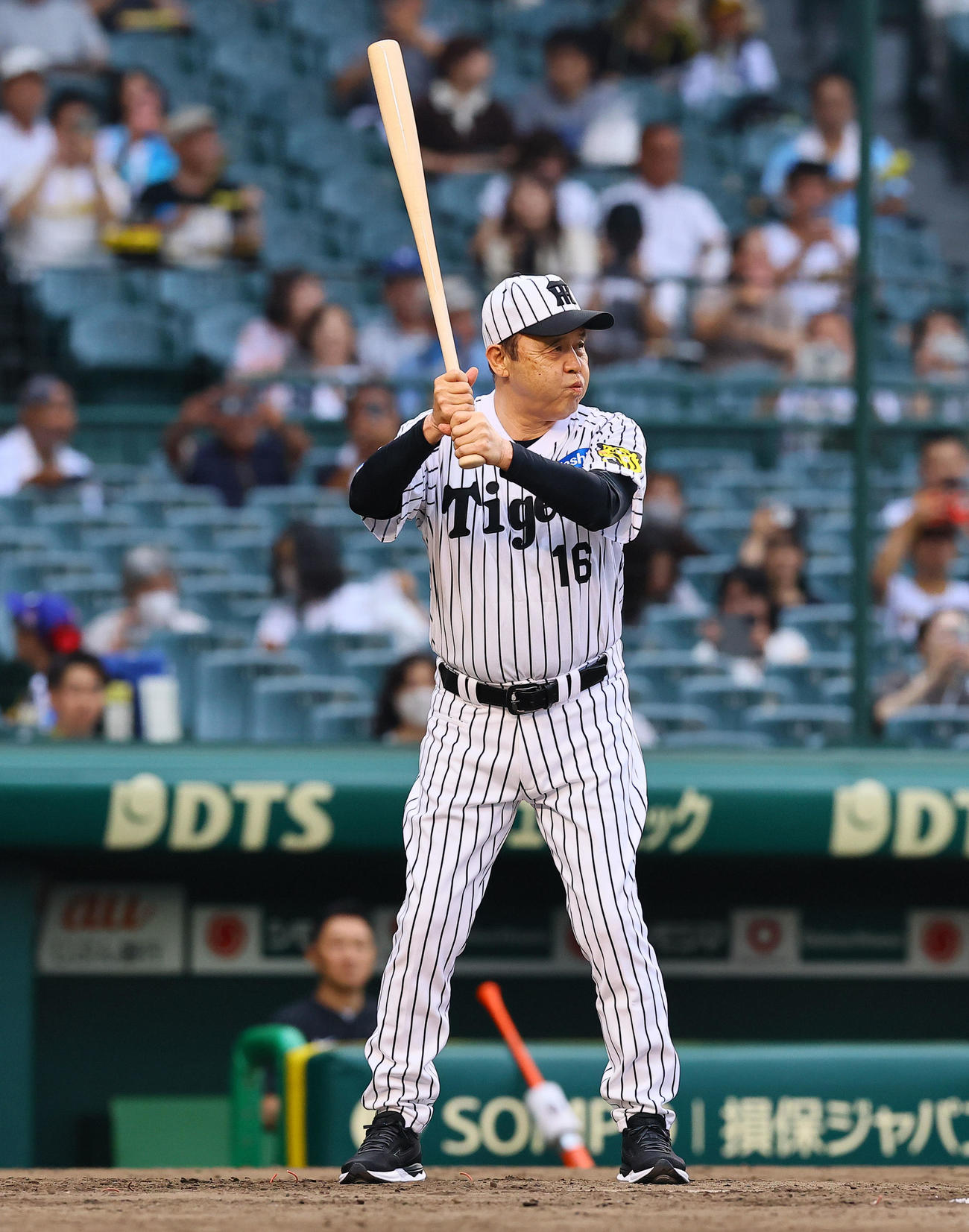 阪神対巨人　スイングセレモニーで打席に立つ岡田彰布オーナー付顧問（撮影・藤尾明華）