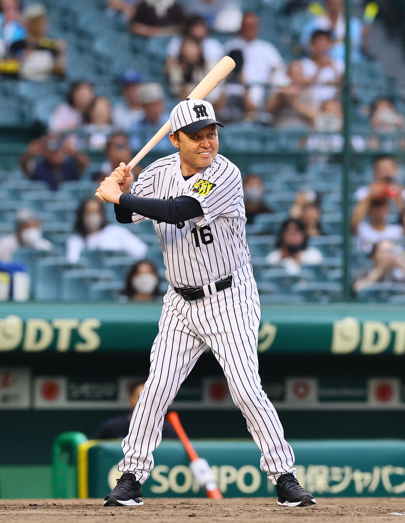 阪神対巨人　スイングセレモニーで打席に立つ岡田彰布オーナー付顧問（撮影・藤尾明華）