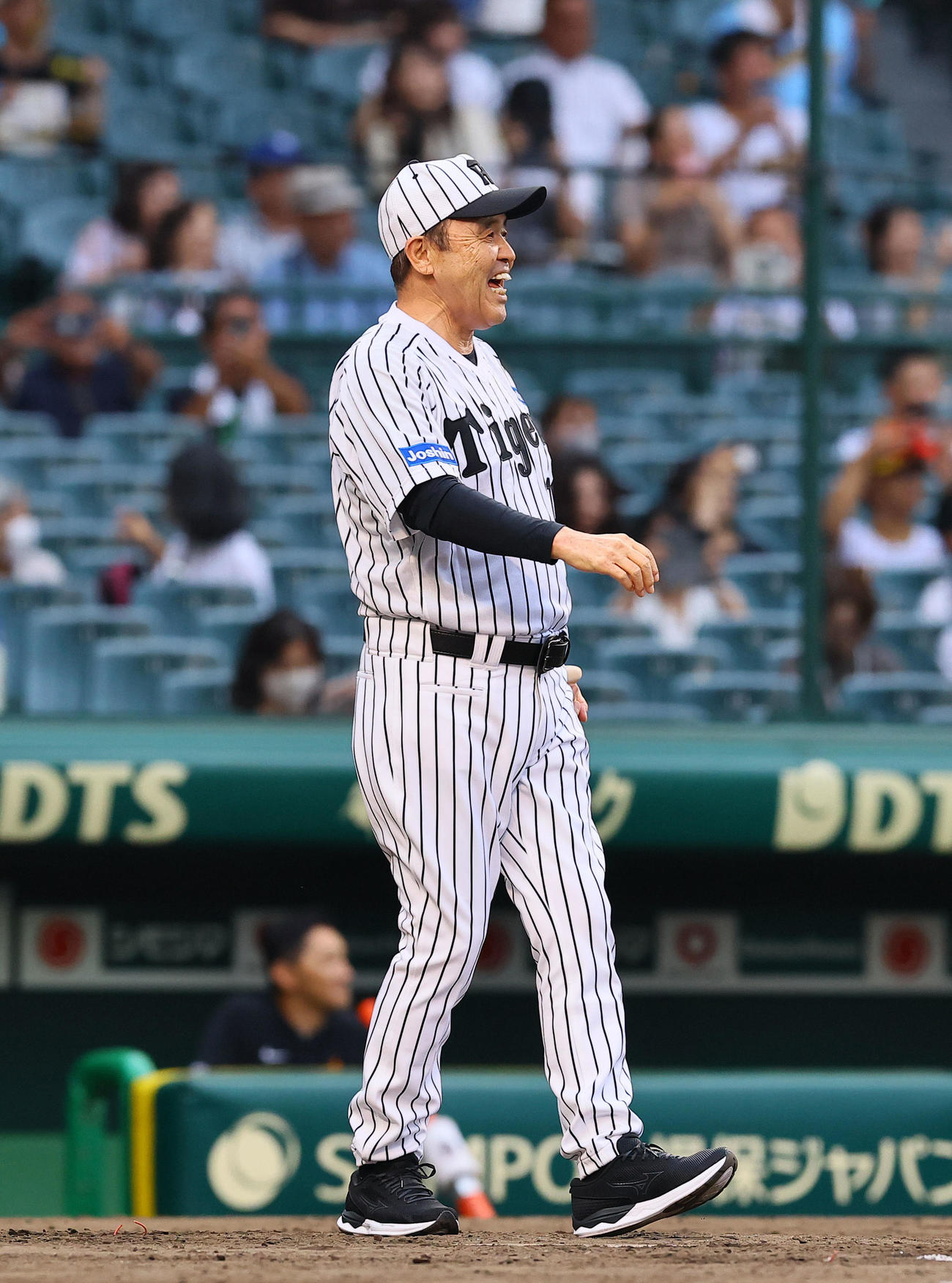阪神対巨人　スイングセレモニーで打席に立つ岡田彰布オーナー付顧問（撮影・藤尾明華）