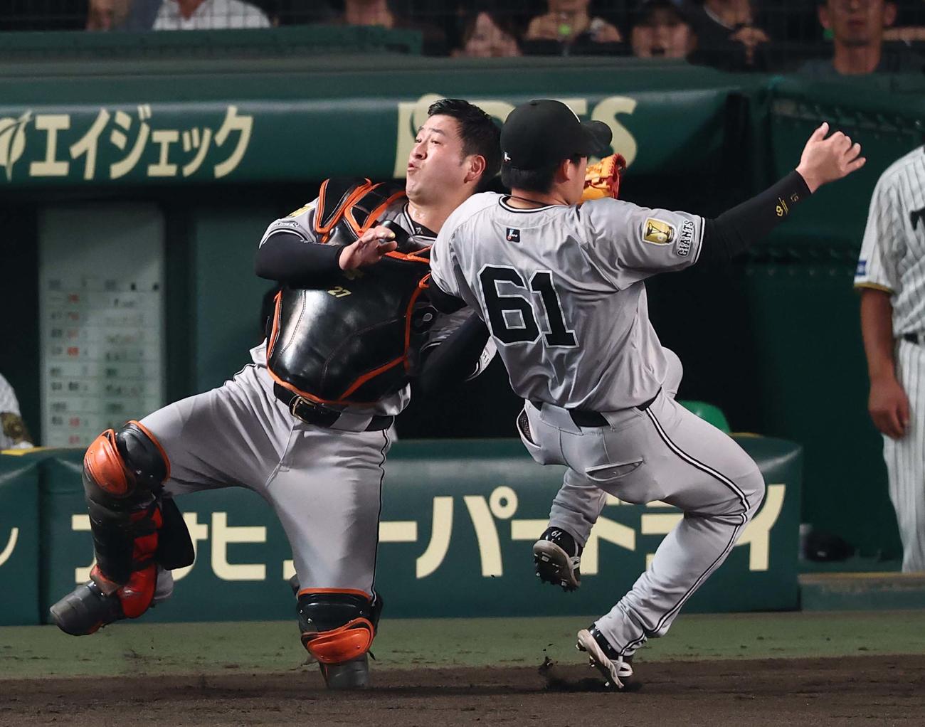 阪神対巨人　5回裏阪神1死二塁、増田陸（右）は森下の一邪飛を岸田とぶつかりながら捕球する（撮影・上田博志）
