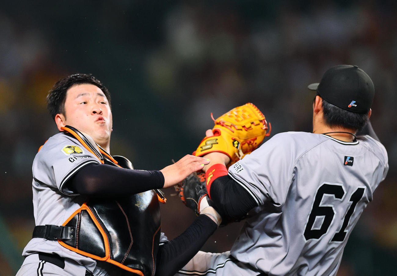 阪神対巨人　5回裏阪神1死二塁、森下の一邪飛で岸田と交錯しながら補給する増田陸（撮影・藤尾明華）