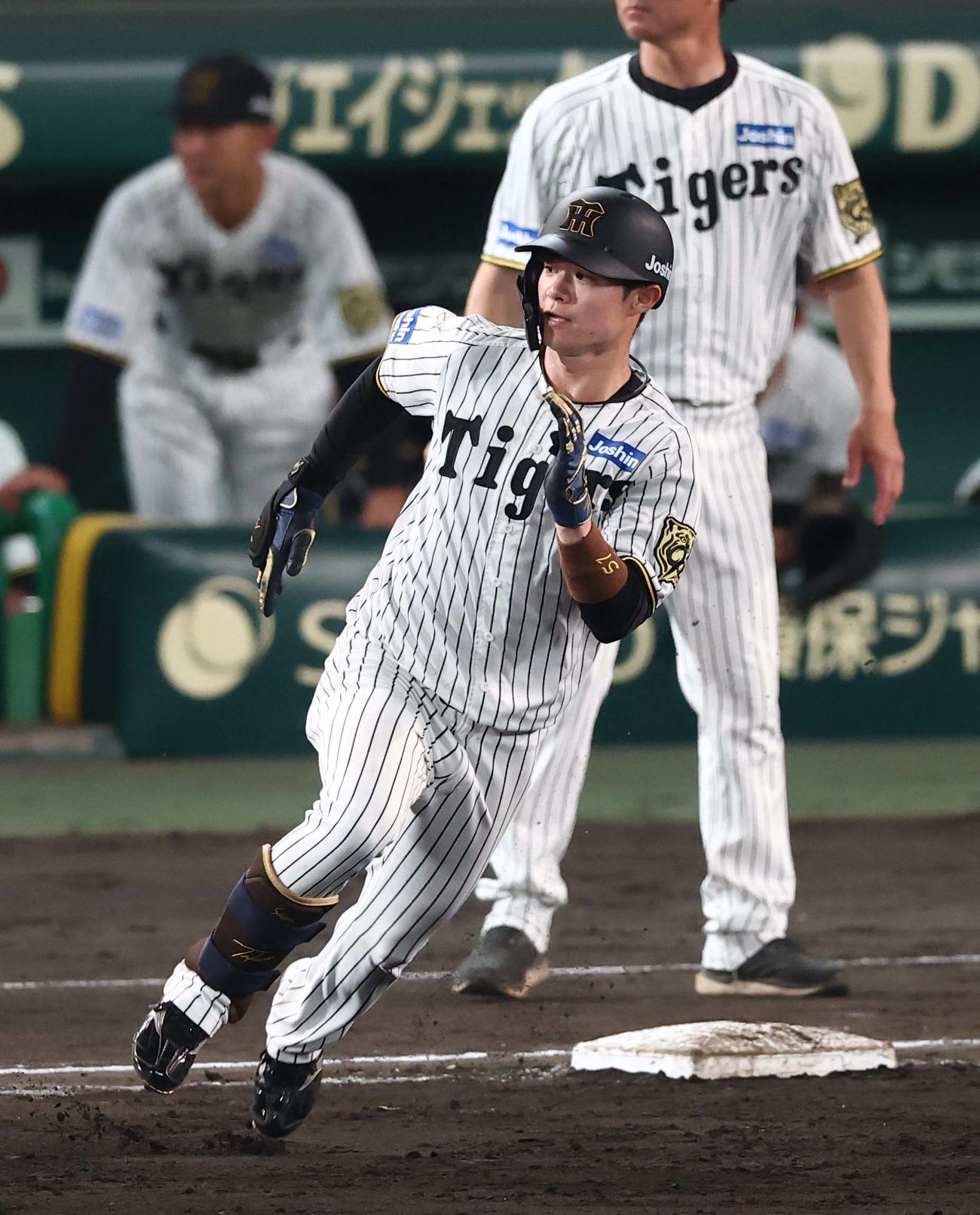 阪神対巨人　5回裏阪神1死、中野は二塁打を放つ（撮影・上田博志）