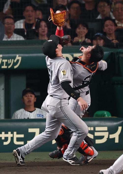 阪神】中野拓夢が珍しい好走塁 ファウルエリアで2人激突、倒れ込んだ