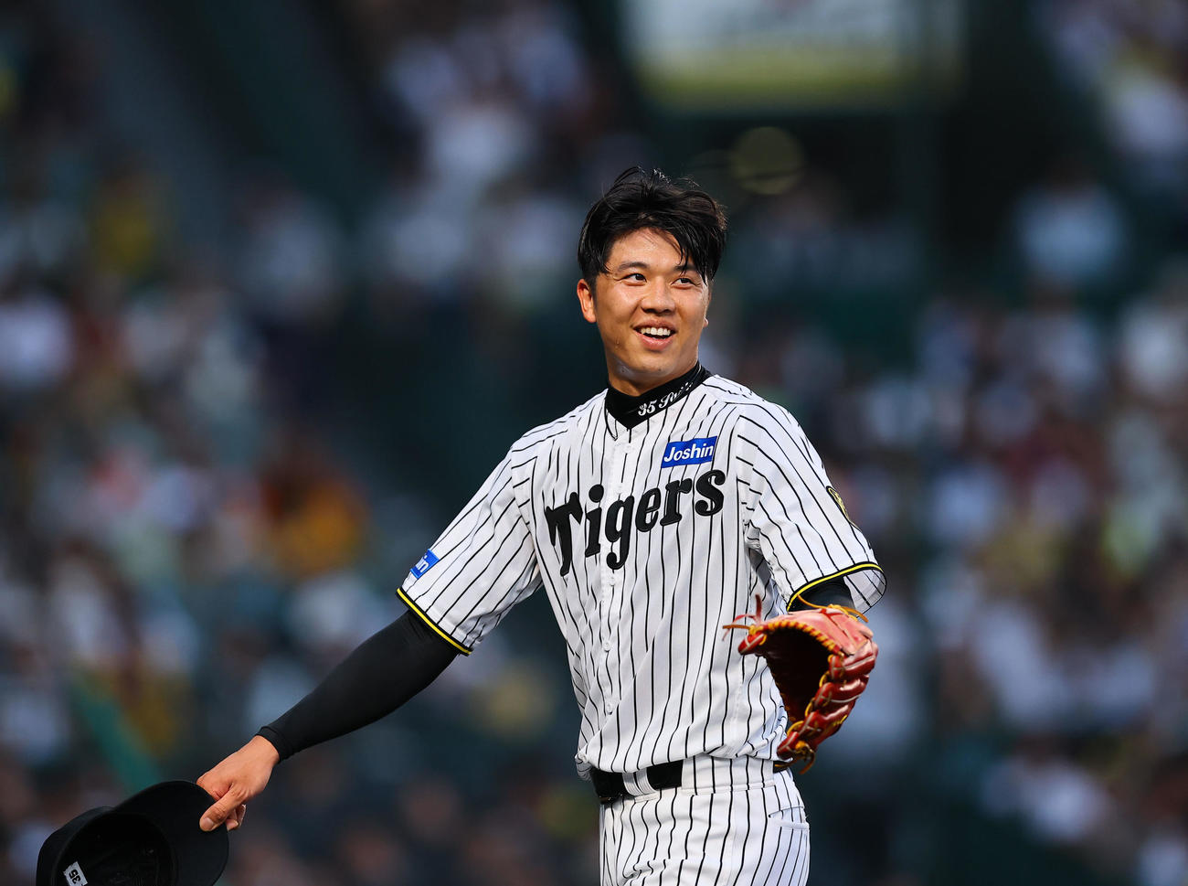 阪神対巨人　3回を終え、笑顔を見せる阪神才木（撮影・藤尾明華）