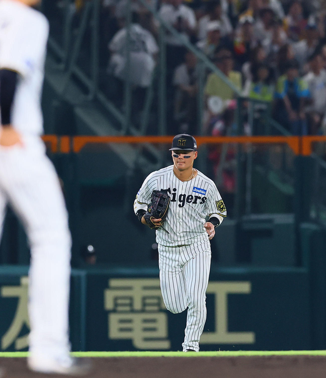 阪神対巨人　6回途中、交代する阪神前川（撮影・藤尾明華）