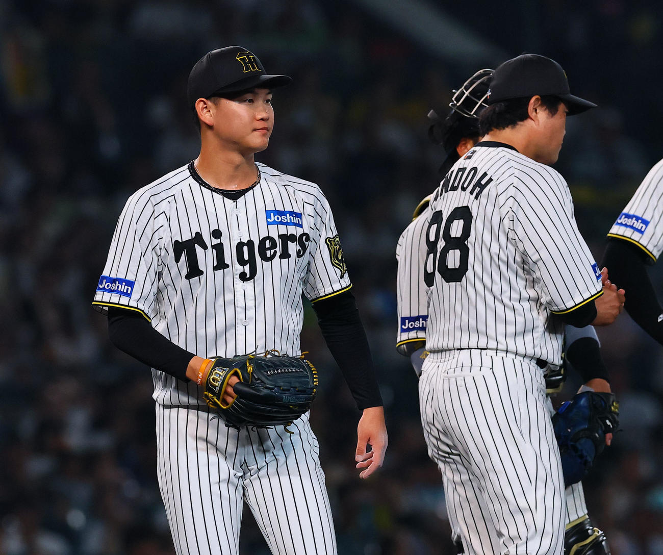 阪神対巨人　6回途中、降板する阪神及川（撮影・藤尾明華）