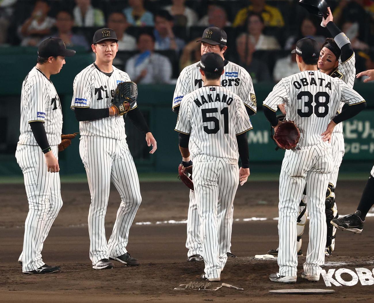 阪神対巨人　2番手の及川（左から2人目）は6回途中で交代する（撮影・上田博志）