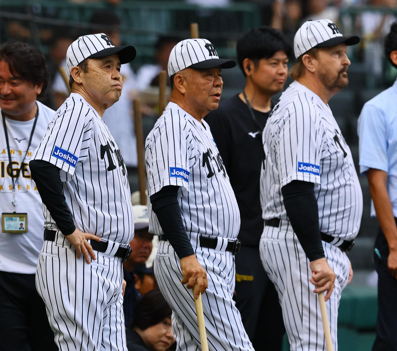 レジェンズデーに登場し、映像を見つめる左から阪神岡田彰布オーナー付顧問、掛布雅之氏、ランディ・バース氏（撮影・藤尾明華）