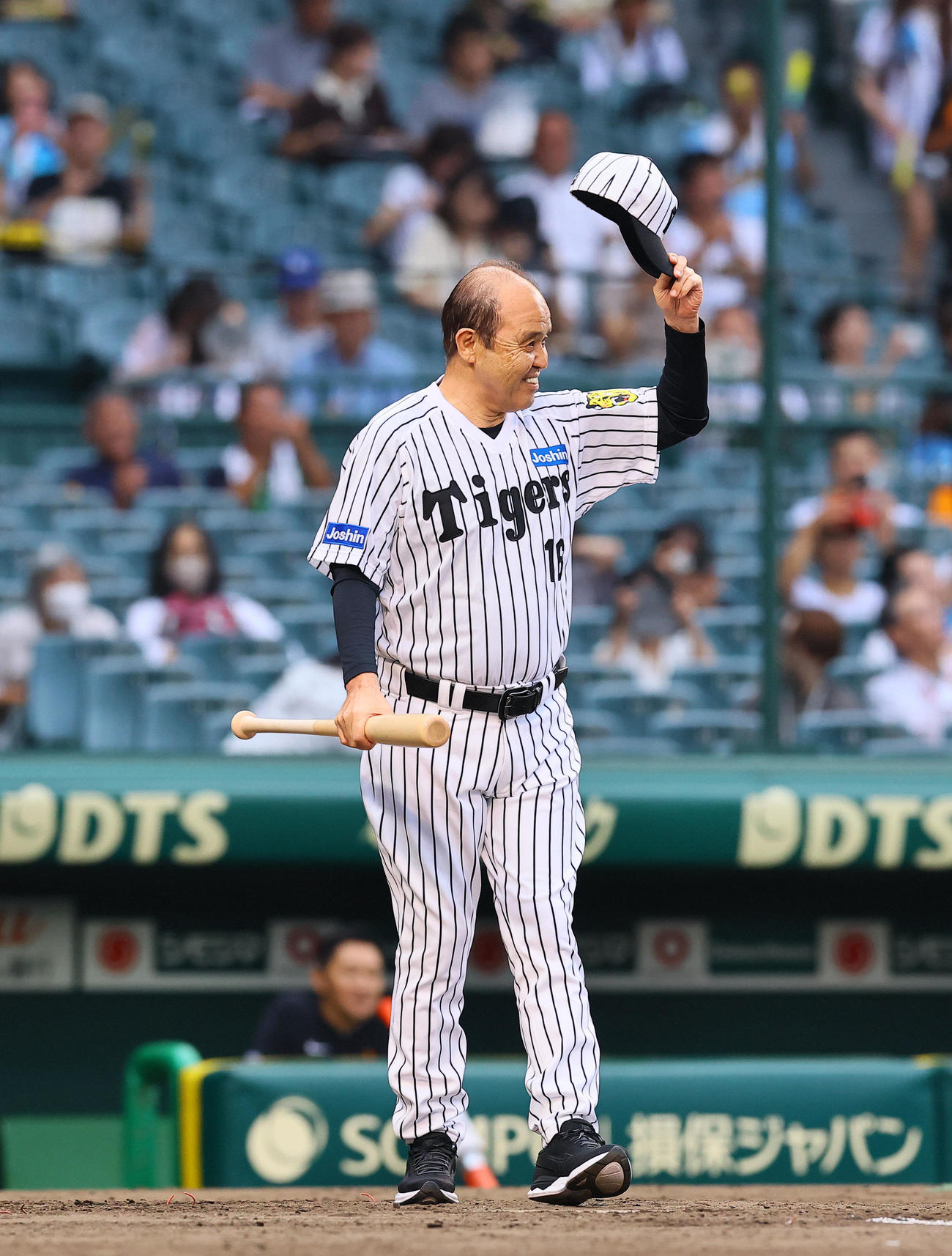 阪神対巨人　スイングセレモニーを終え、ファンの声援に応える岡田彰布オーナー付顧問（撮影・藤尾明華）