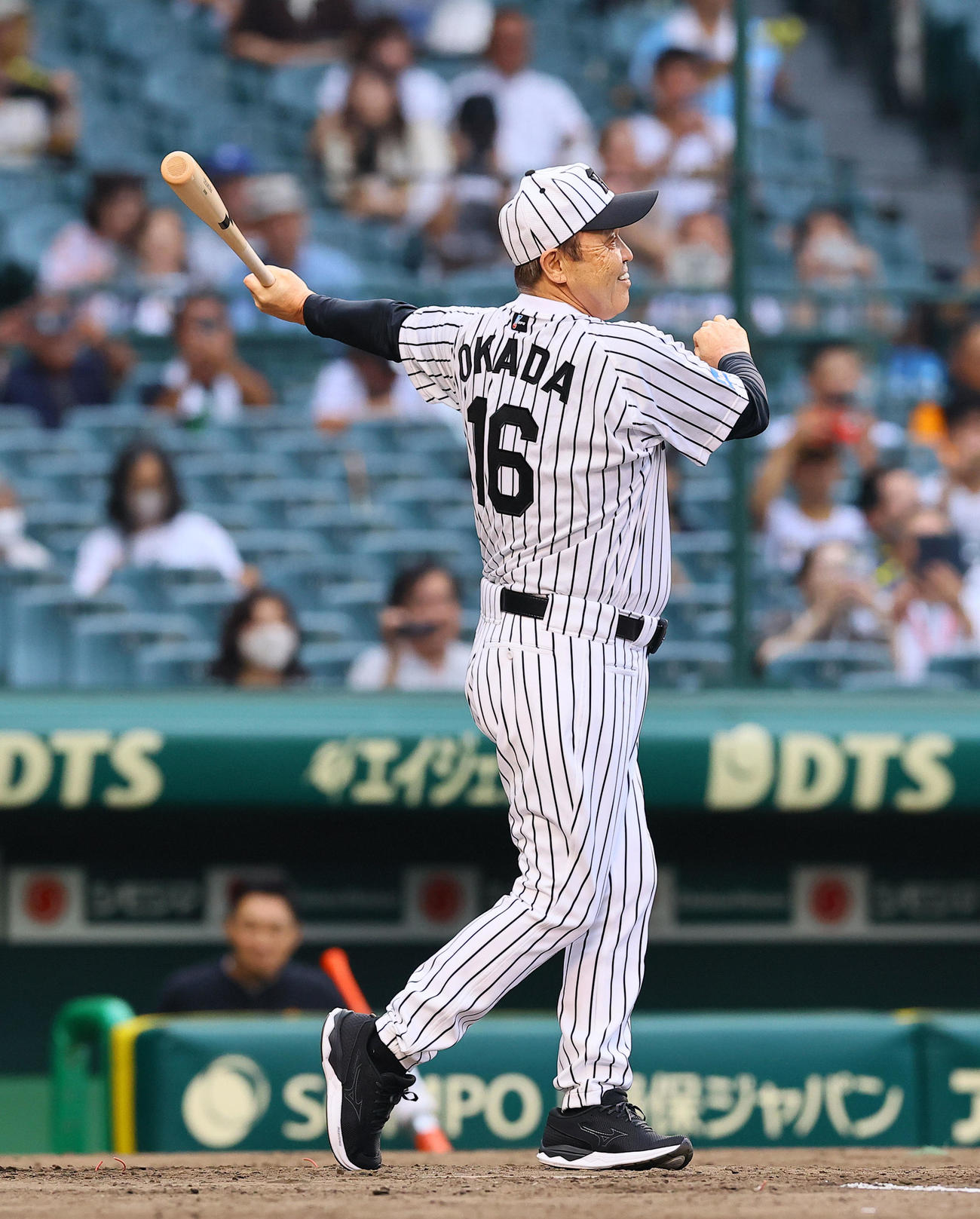 阪神対巨人　スイングセレモニーで打席に立つ岡田彰布オーナー付顧問（撮影・藤尾明華）