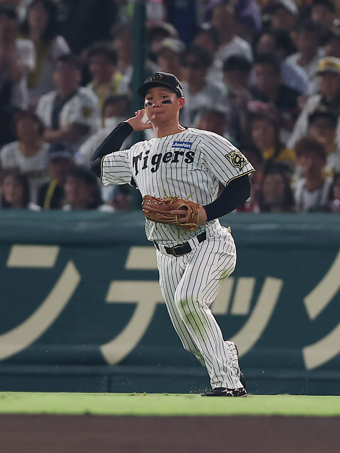 阪神対巨人　7回表巨人無死、キャベッジの右前打を処理し二塁へ送球する森下（撮影・前田充）