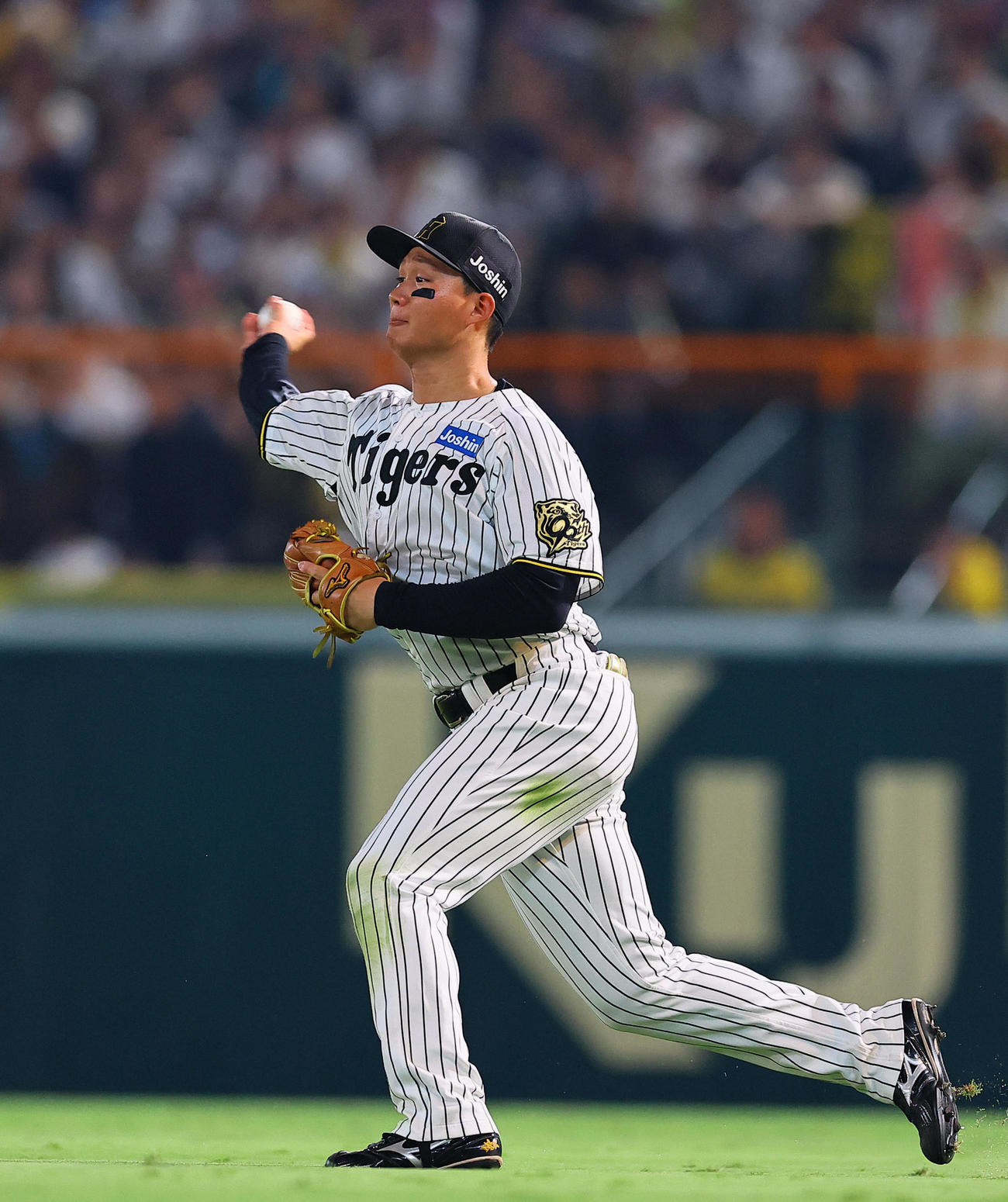 阪神対巨人　7回表巨人無死、右前打で二塁を狙った代打キャベッジのをアウトにする森下（撮影・藤尾明華）
