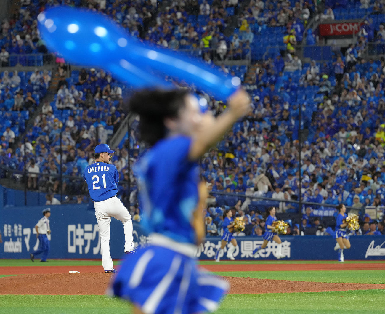 DeNA対中日　ラッキーセブンの攻撃で盛り上がるDeNAファンを背に7回のマウンドに上がる中日金丸（撮影・足立雅史）