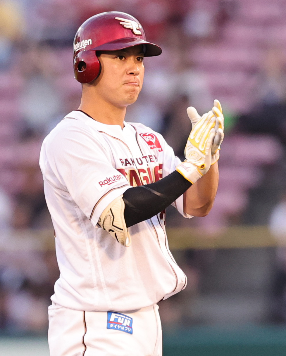 楽天対ロッテ　1回裏楽天2死一、二塁、先制2点左適時二塁打を放ち喜ぶ渡辺佳（撮影・野上伸悟）