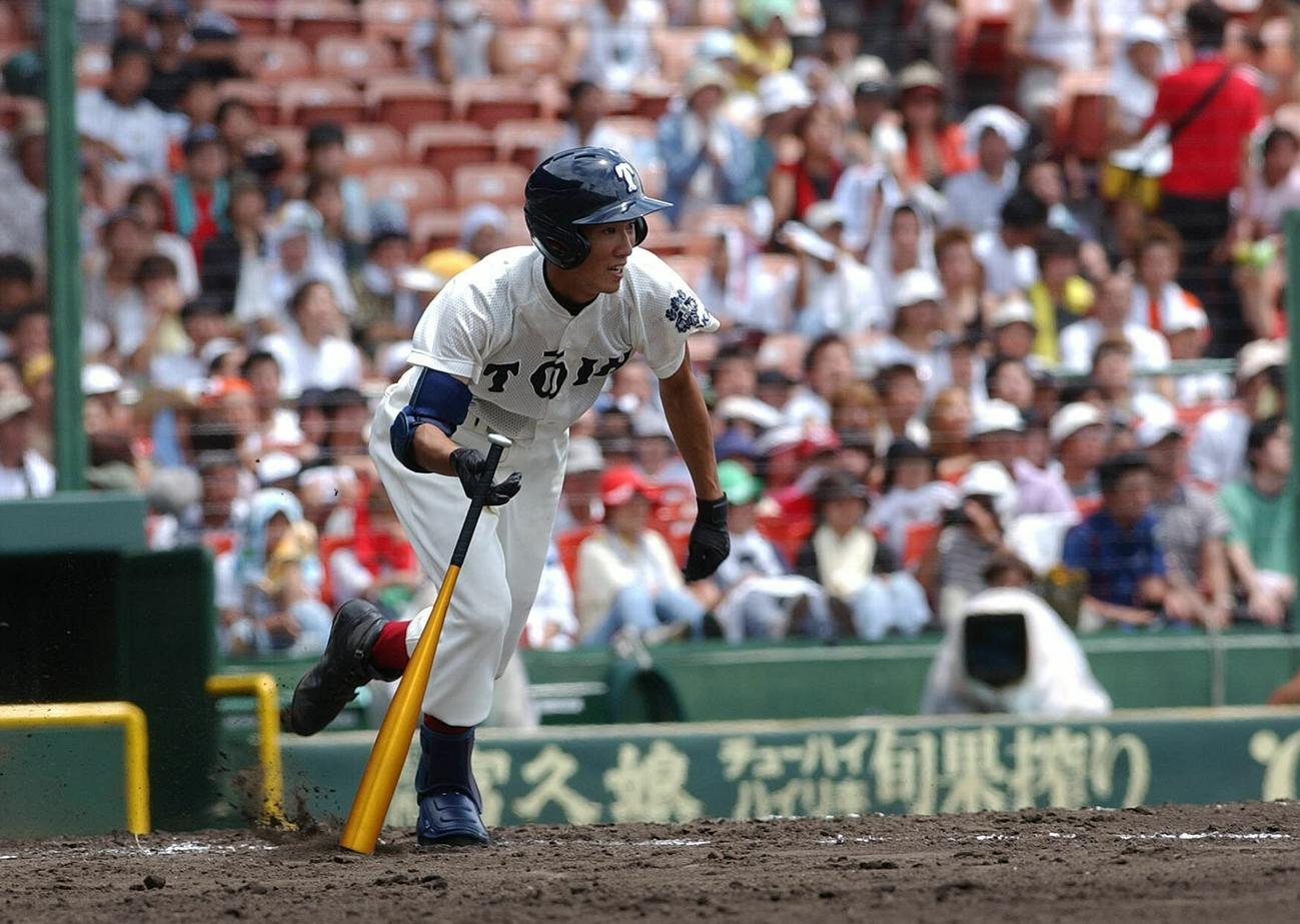 第84回全国高校野球選手権大会・1回戦　東邦対大阪桐蔭　右安打を放った西岡剛（2002年8月9日撮影）