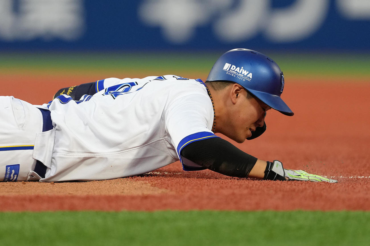 DeNA対中日　1回裏DeNA2死満塁、蝦名は一塁へヘッドスライディング、先制の適時内野安打とする（撮影・足立雅史）