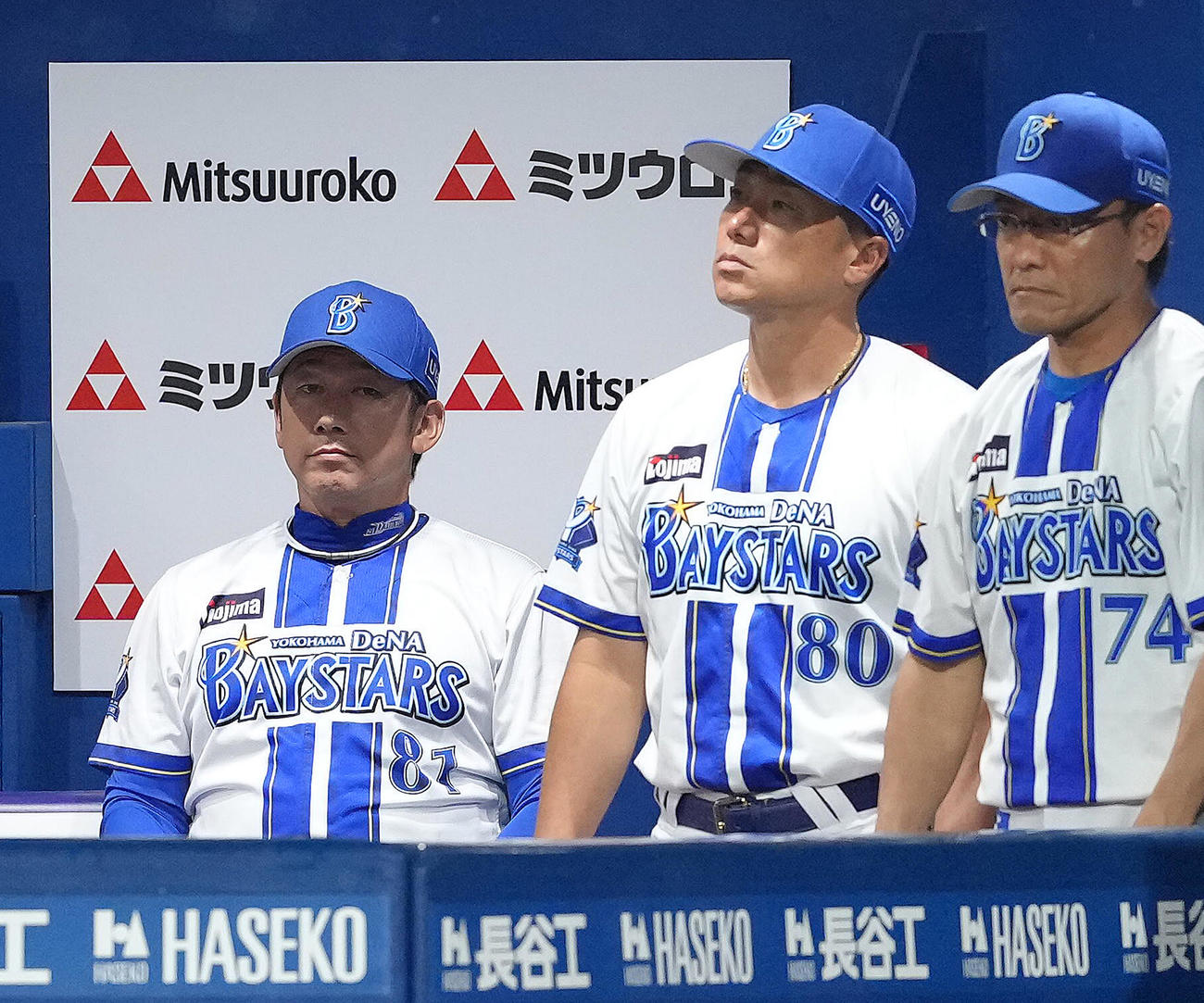 DeNA対中日　戦況を見つめるDeNA三浦監督（左）ら（撮影・足立雅史）