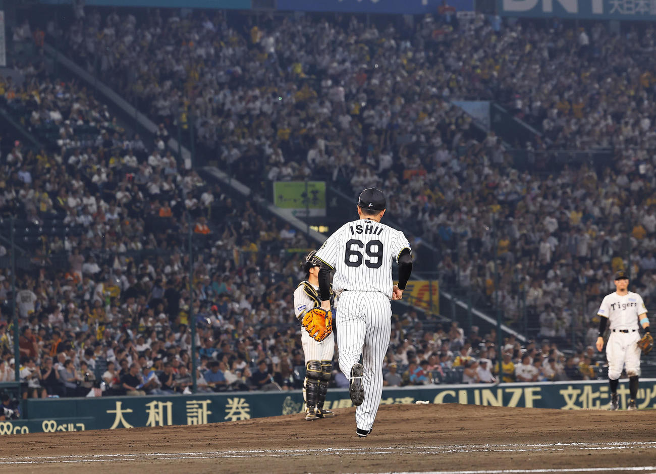 阪神対巨人　8回、マウンドへ向かう阪神石井（撮影・藤尾明華）