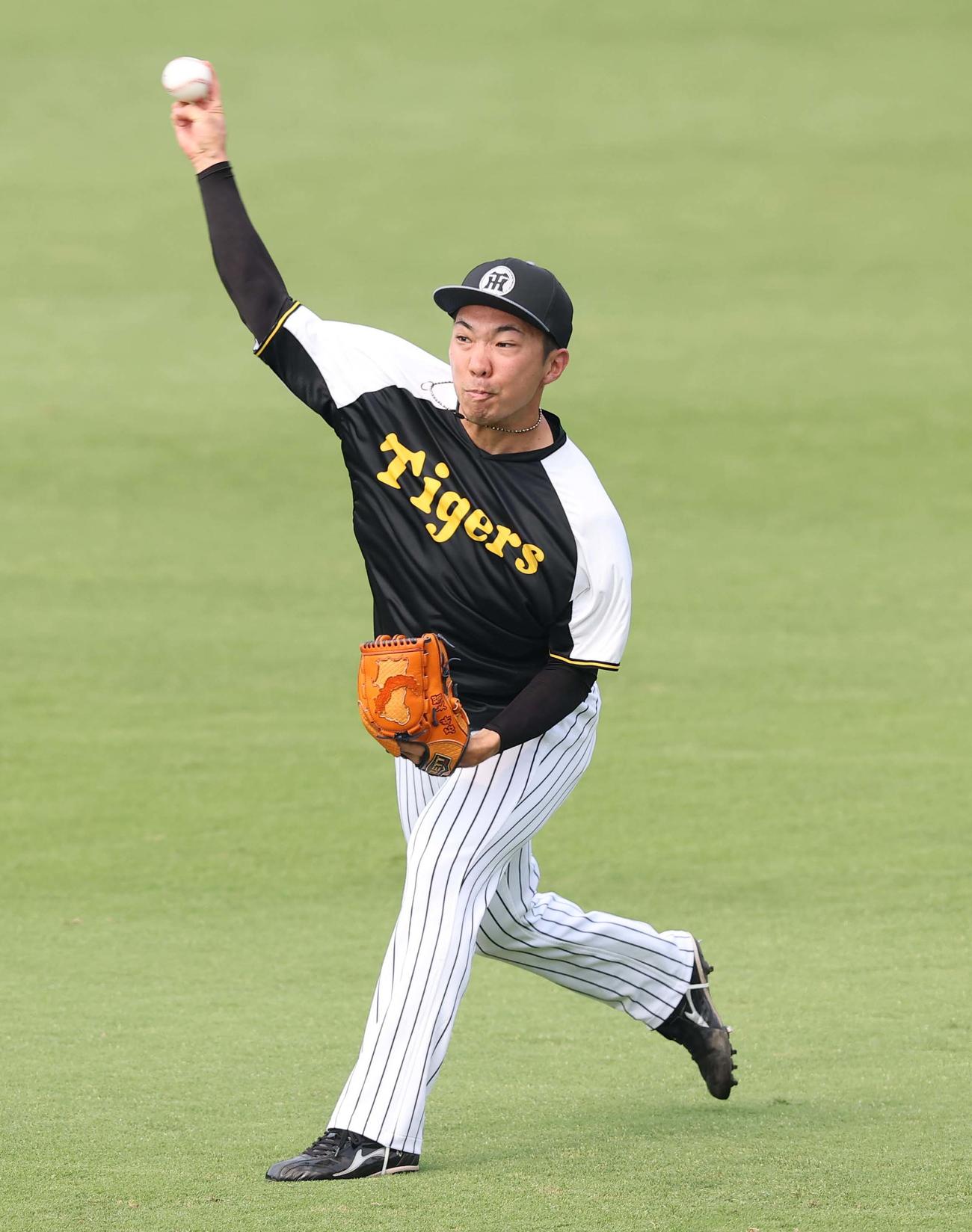 阪神対巨人　1軍に合流した石井はキャッチボールをする（撮影・上田博志）