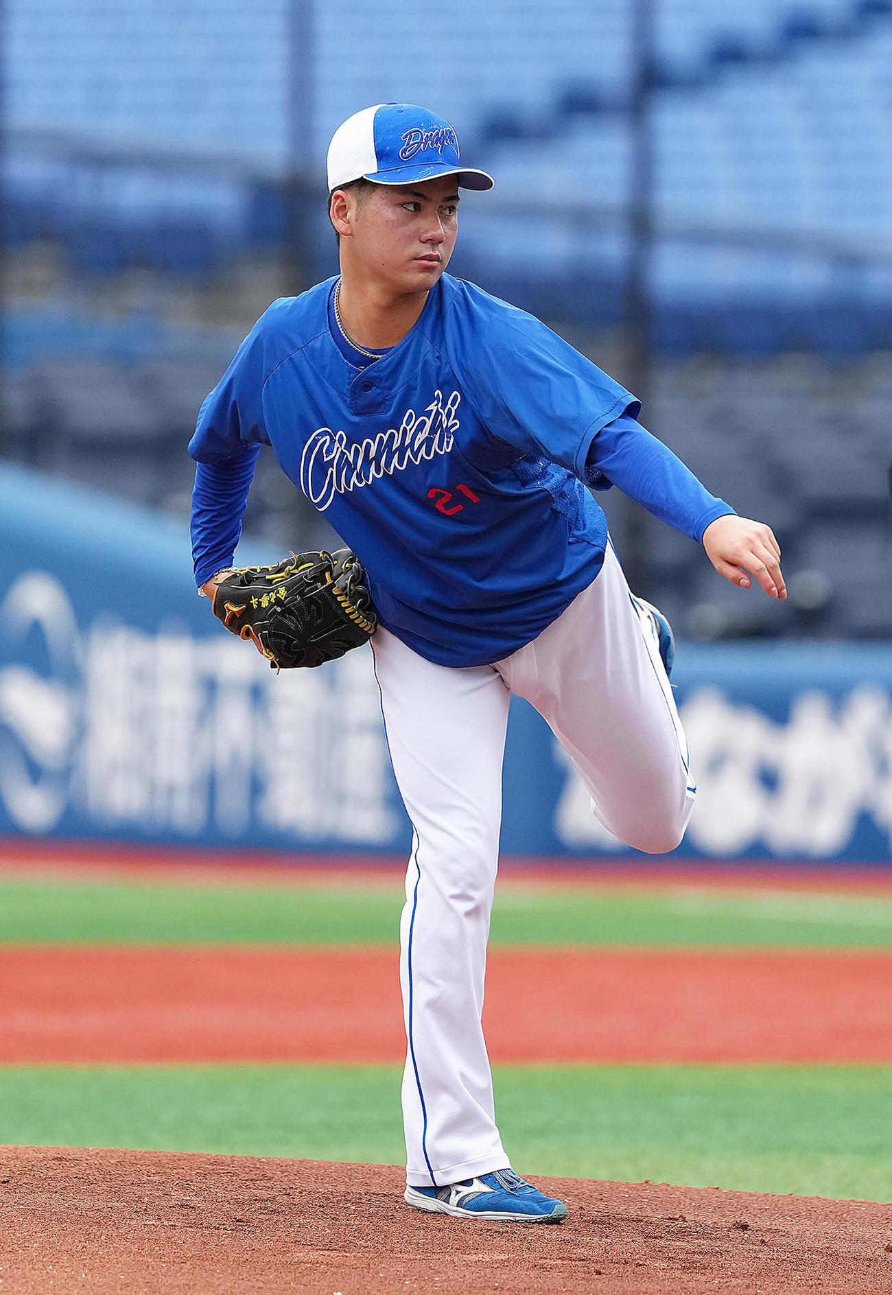 試合前、マウンドの感触を確かめる中日金丸（撮影・足立雅史）