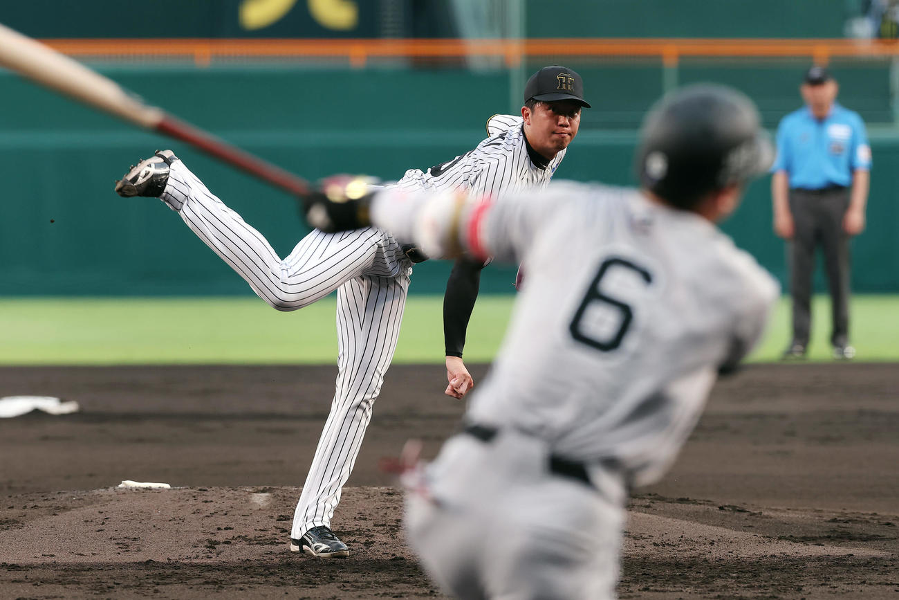 阪神対巨人　2回表巨人2死三塁、坂本を空振り三振に仕留める才木（撮影・前田充）