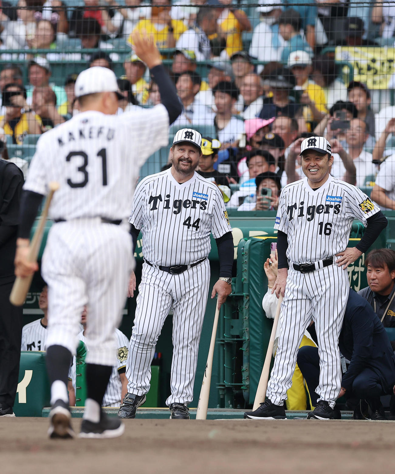 阪神対巨人　試合前、「バックスクリーン3連発」を再現する岡田オーナー付顧問（右）とバース氏。手前は掛布OB会長（撮影・前田充