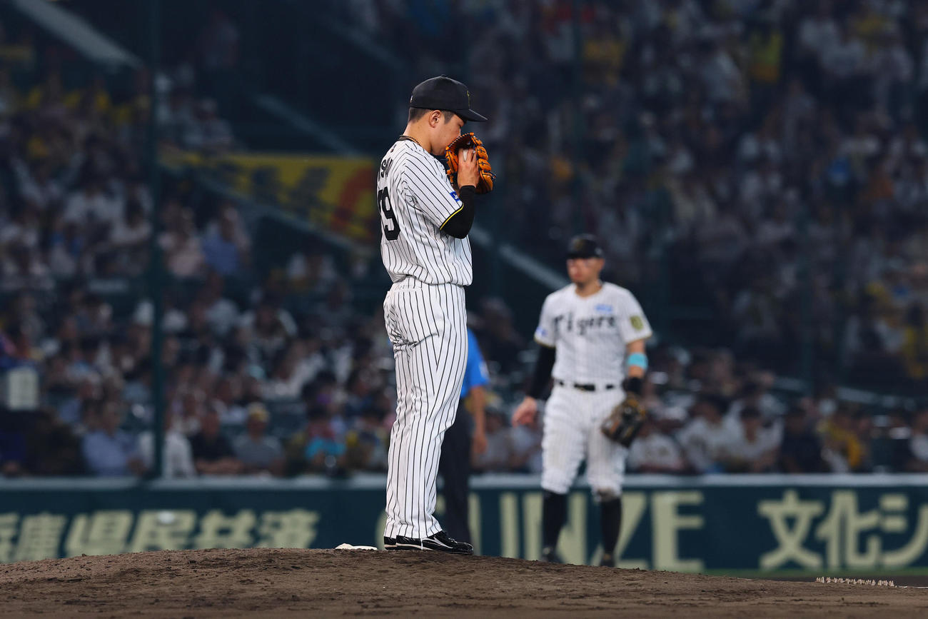 阪神対巨人　8回、4番手で登板した阪神石井（撮影・藤尾明華）