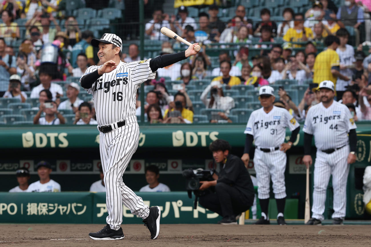 阪神対巨人　試合前、「バックスクリーン3連発」を再現した阪神岡田オーナー付顧問。後方右端はバース氏、同2人目は掛布OB会長（撮影・前田充）