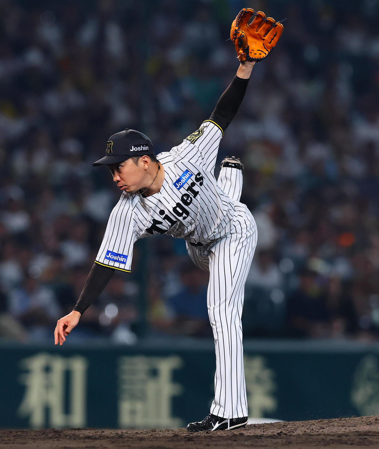 阪神対巨人　8回、4番手で登板した阪神石井（撮影・藤尾明華）