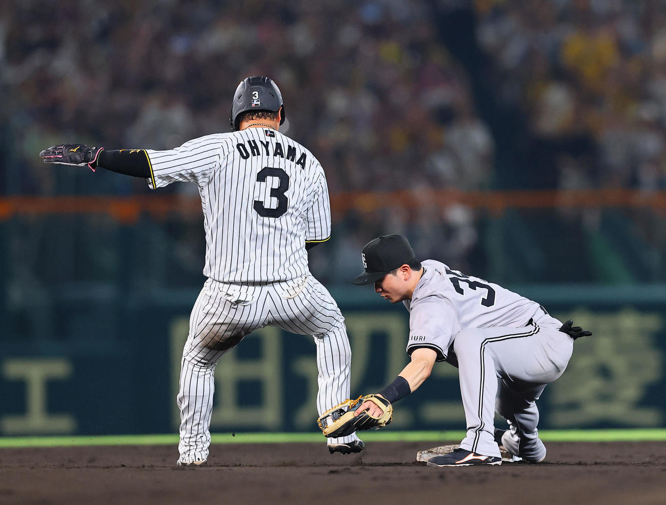 阪神対巨人　8回裏阪神1死一塁、代打ヘルナンデスの二ゴロで遊撃手泉口が落球するも、その後完全捕球で二封する（撮影・藤尾明華）