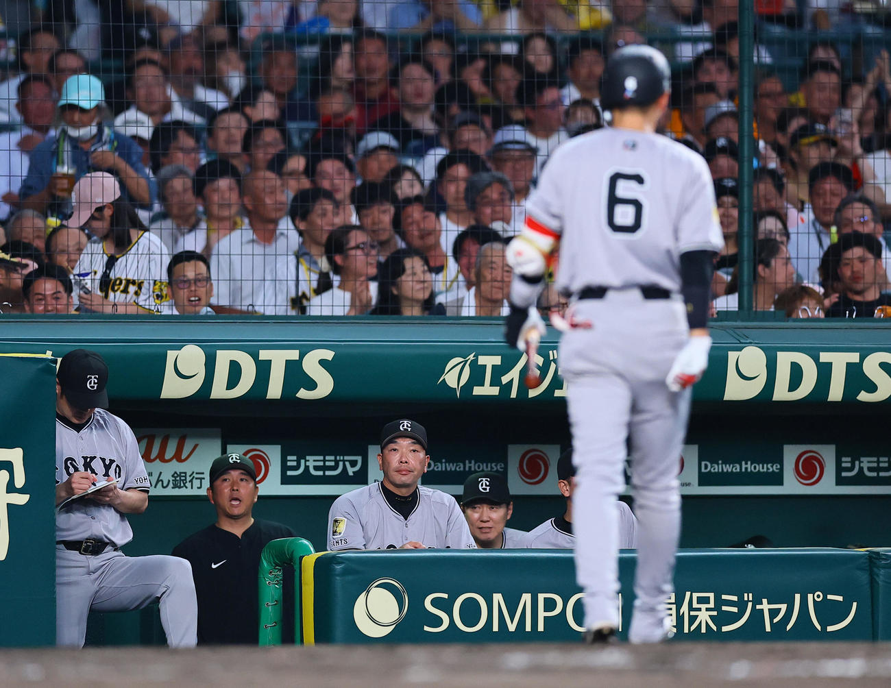 阪神対巨人　4回表巨人1死満塁、三振に倒れた坂本をベンチから見つめる阿部監督（左から3人目）（撮影・藤尾明華）