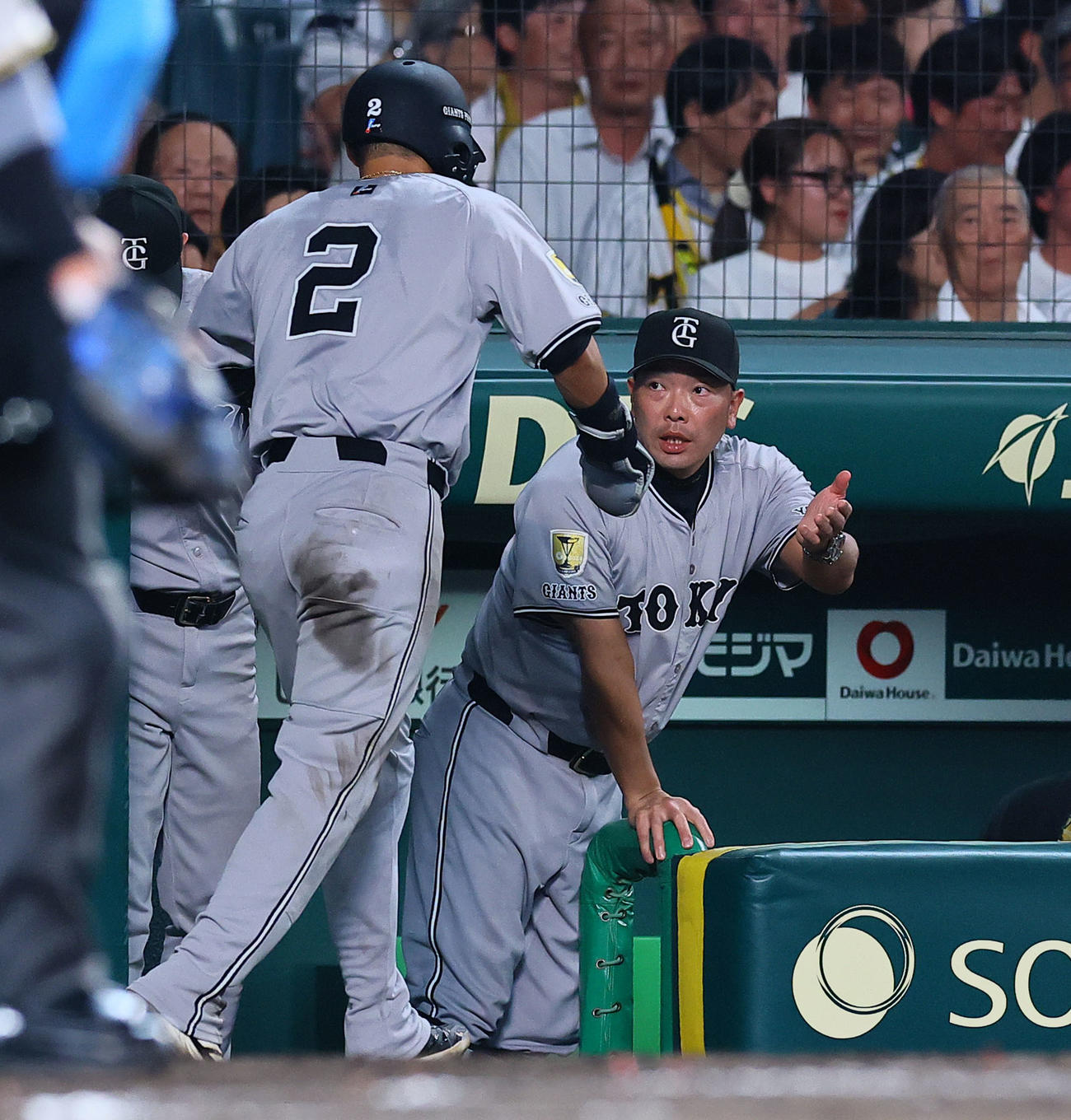 阪神対巨人　6回表巨人2死一塁、坂本の適時二塁打で生還した吉川を出迎える阿部監督（撮影・藤尾明華）