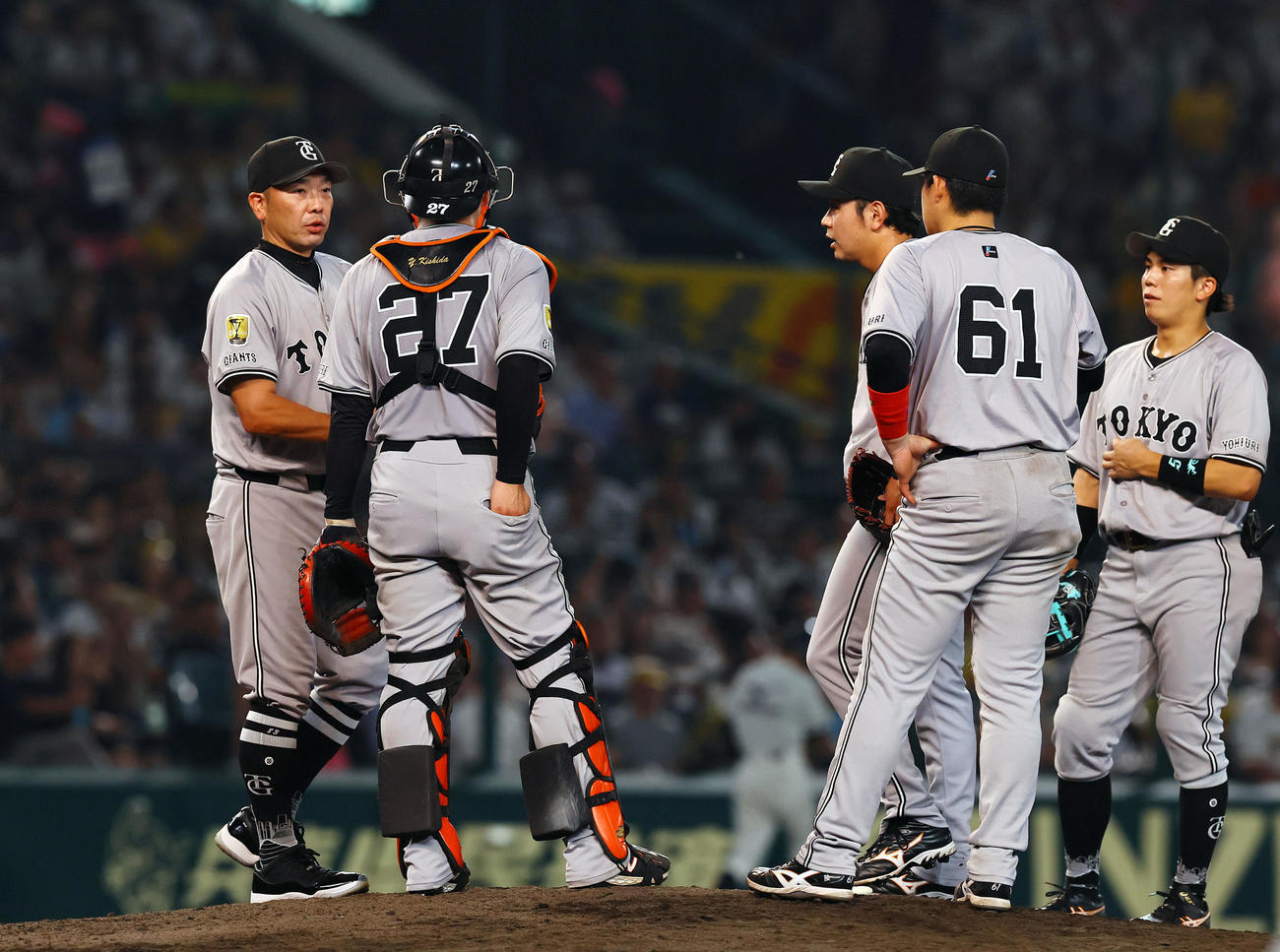 阪神対巨人　7回裏阪神2死二塁、投手交代のためマウンドに向かう阿部監督（左端）（撮影・藤尾明華）