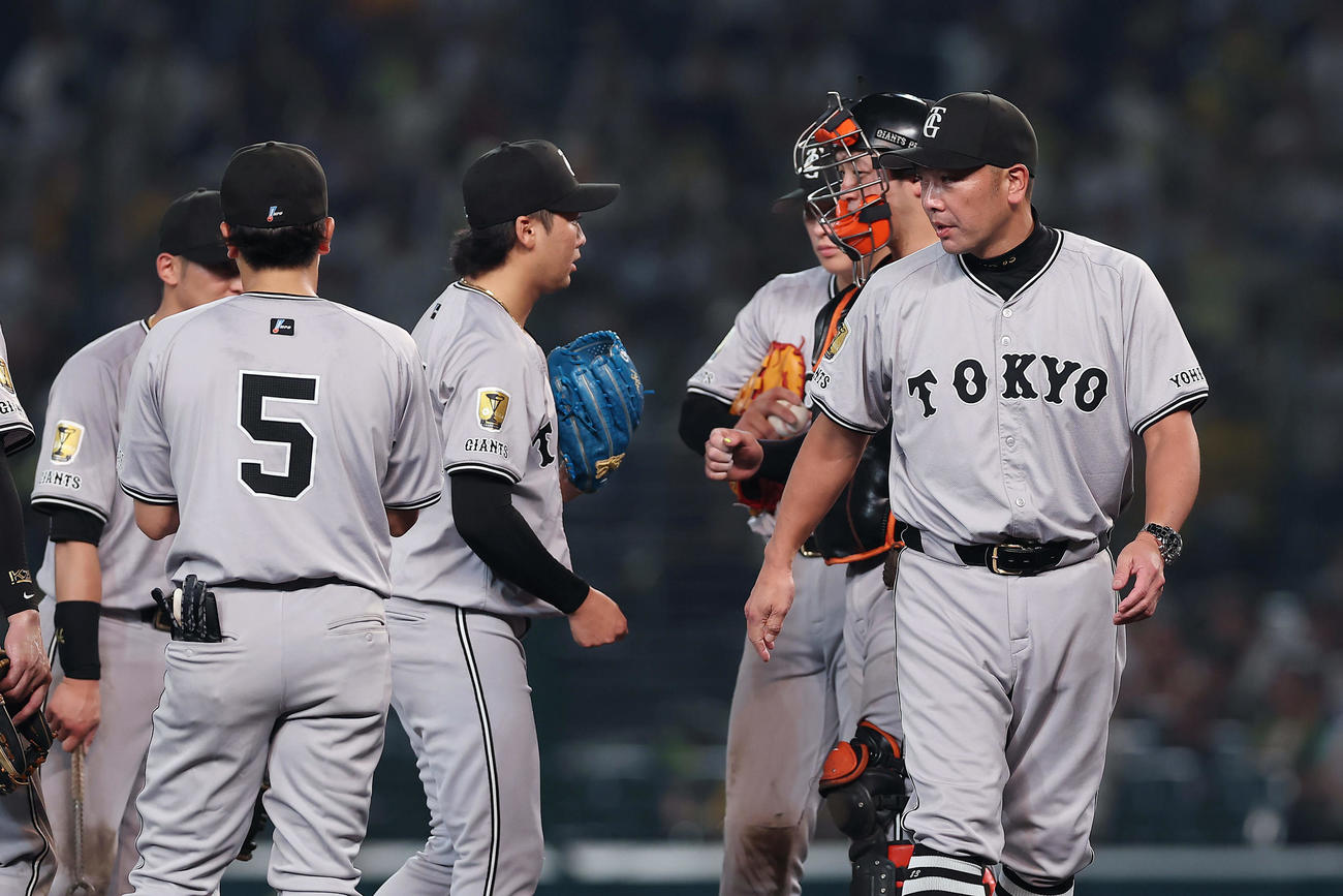 阪神対巨人　7回裏阪神2死二塁、投手交代を告げた阿部監督（右端）（撮影・前田充）