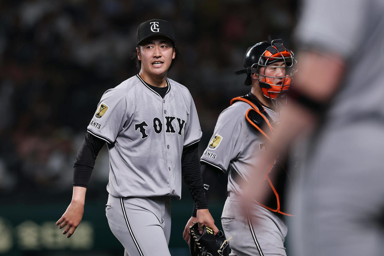 阪神対巨人　5回裏の阪神打線を抑え、ベンチへ戻る巨人西舘（左）と岸田（撮影・前田充）