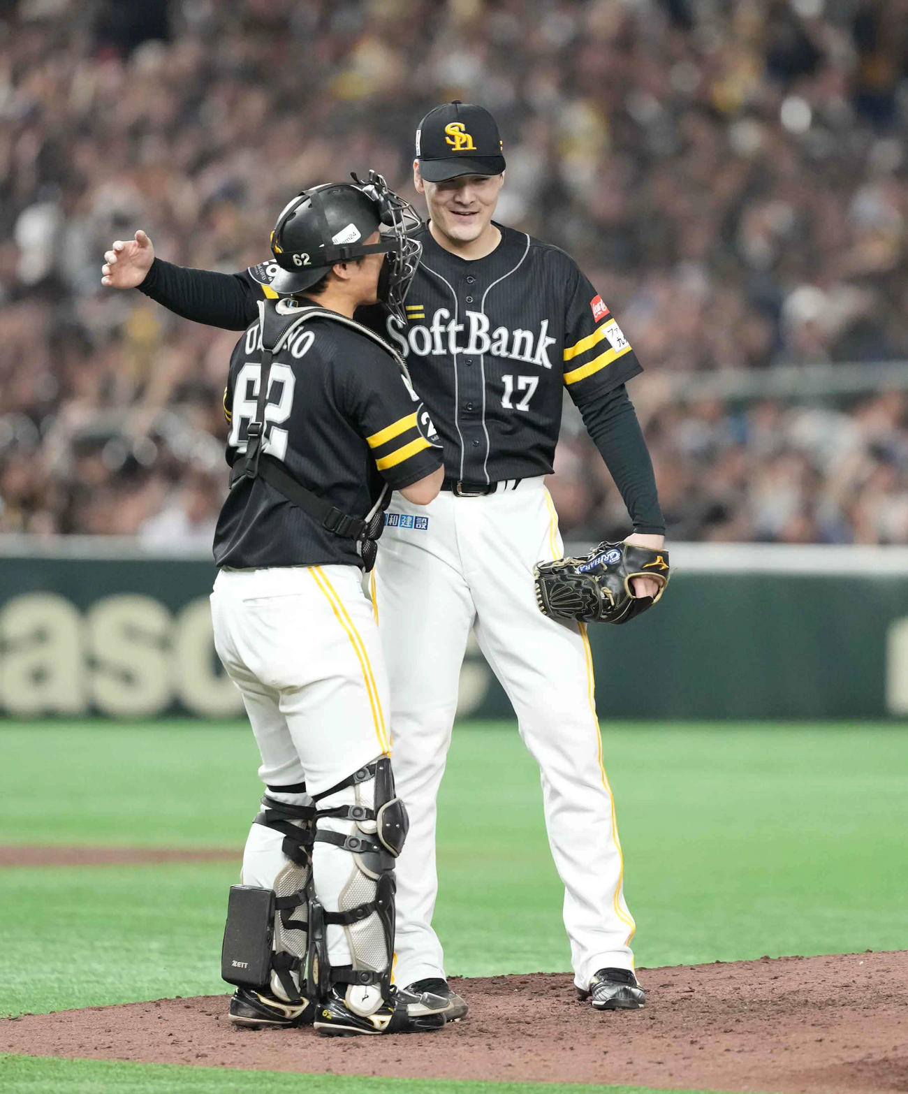 ソフトバンク対日本ハム　ソフトバンク先発の有原は完封勝利を収め海野（左）を抱き寄せる（撮影・小沢裕）